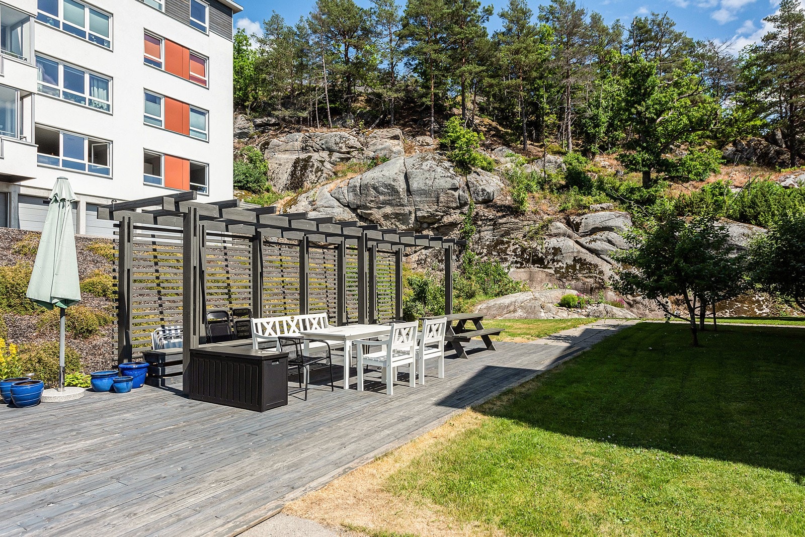 Til felles hygge er det en stor markterrasse med pergola og flere sittebenker. Galleribilde