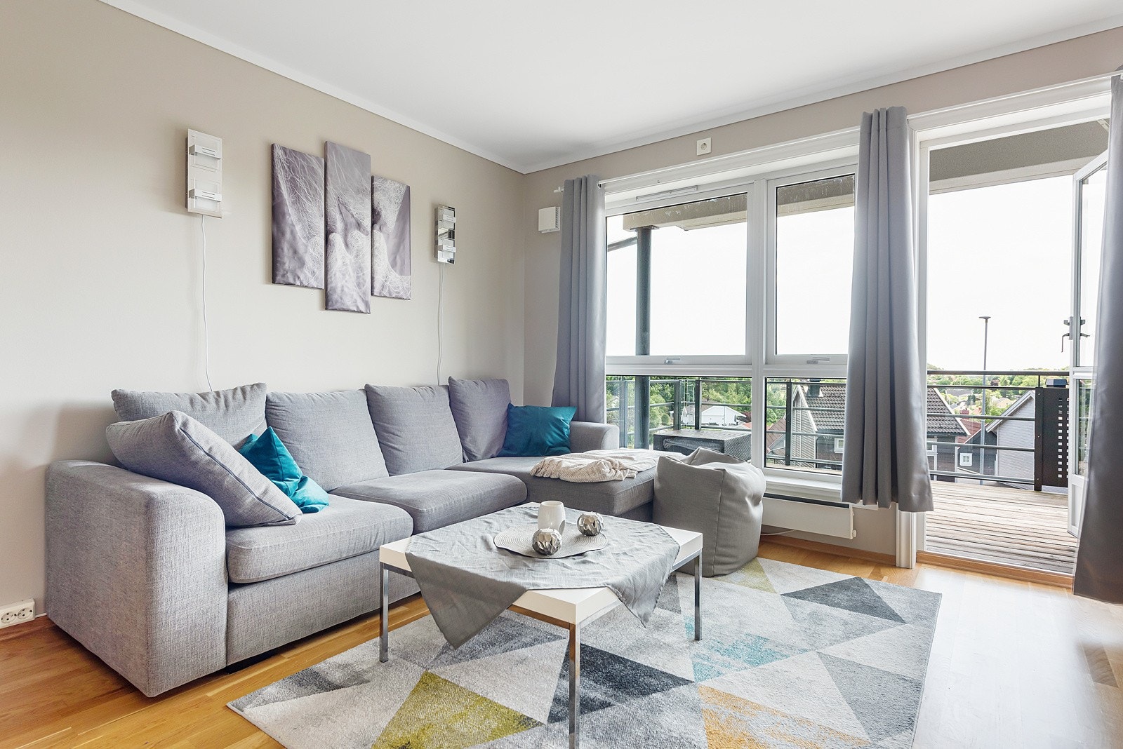 På endeveggen er det et stort vindu og en glassdør som vender ut mot balkongen, noe som bidrar til gode lysforhold og lett adkomst til den fine uteplassen. Galleribilde