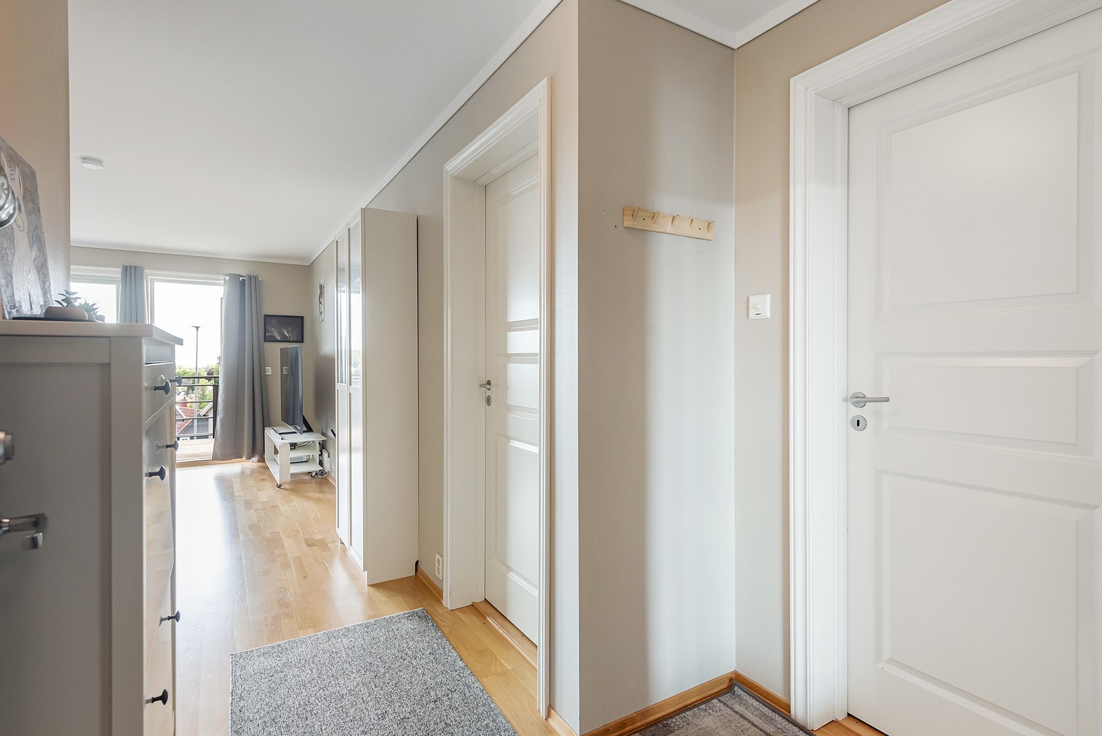 Det er plass til en skohylle eller så, og direkte adkomst til en bod hvor man kan ha yttertøy, fryser eller støvsuger. Galleribilde
