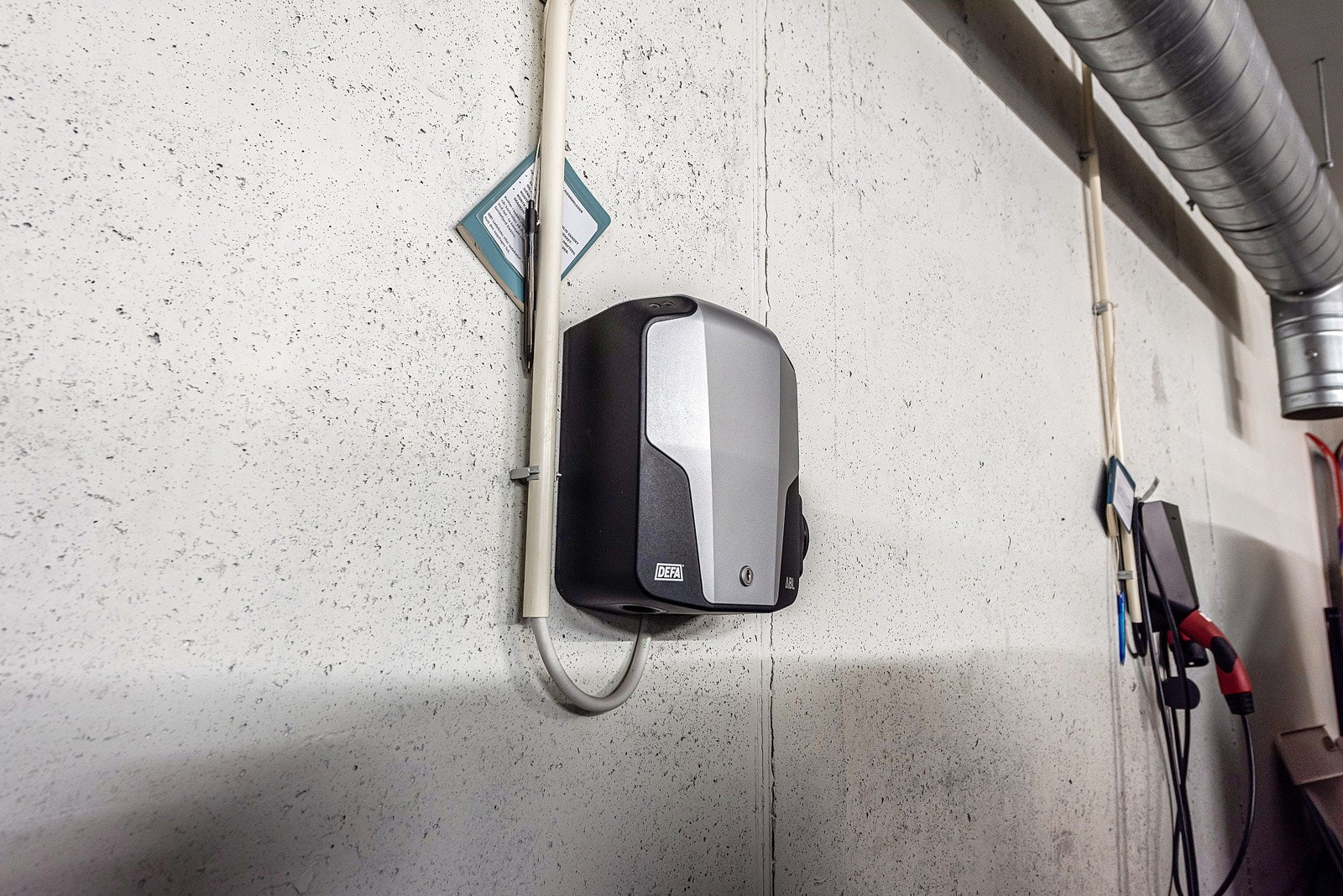 Elbillader i parkeringskjelleren. Galleribilde