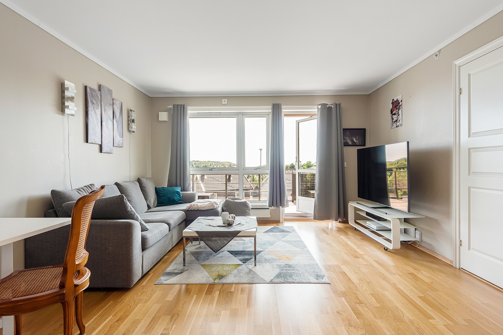 Leiligheten har en fin planløsning som består av entré, bad, bod, soverom og stue med åpen kjøkkenløsning. Galleribilde