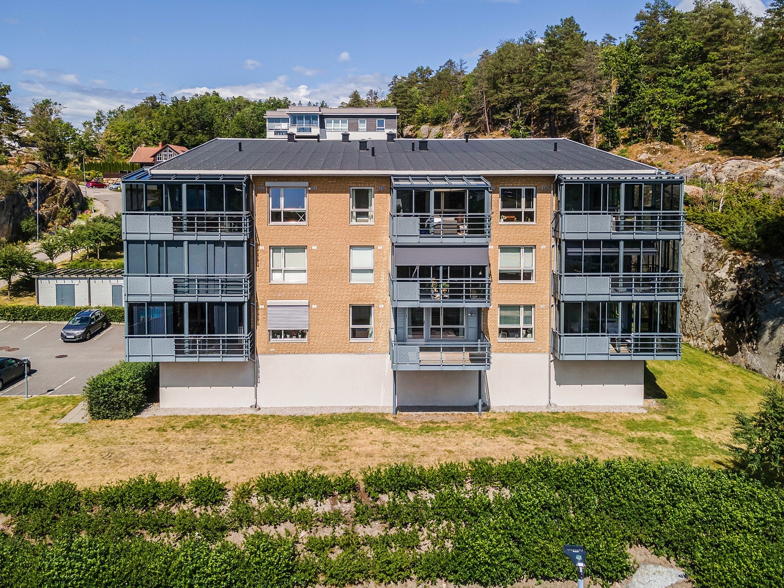 Rundt byggene har borettslaget et pent opparbeidet fellesområde med gress, hekker, trær, bærbusker og naturlig vegetasjon. Galleribilde