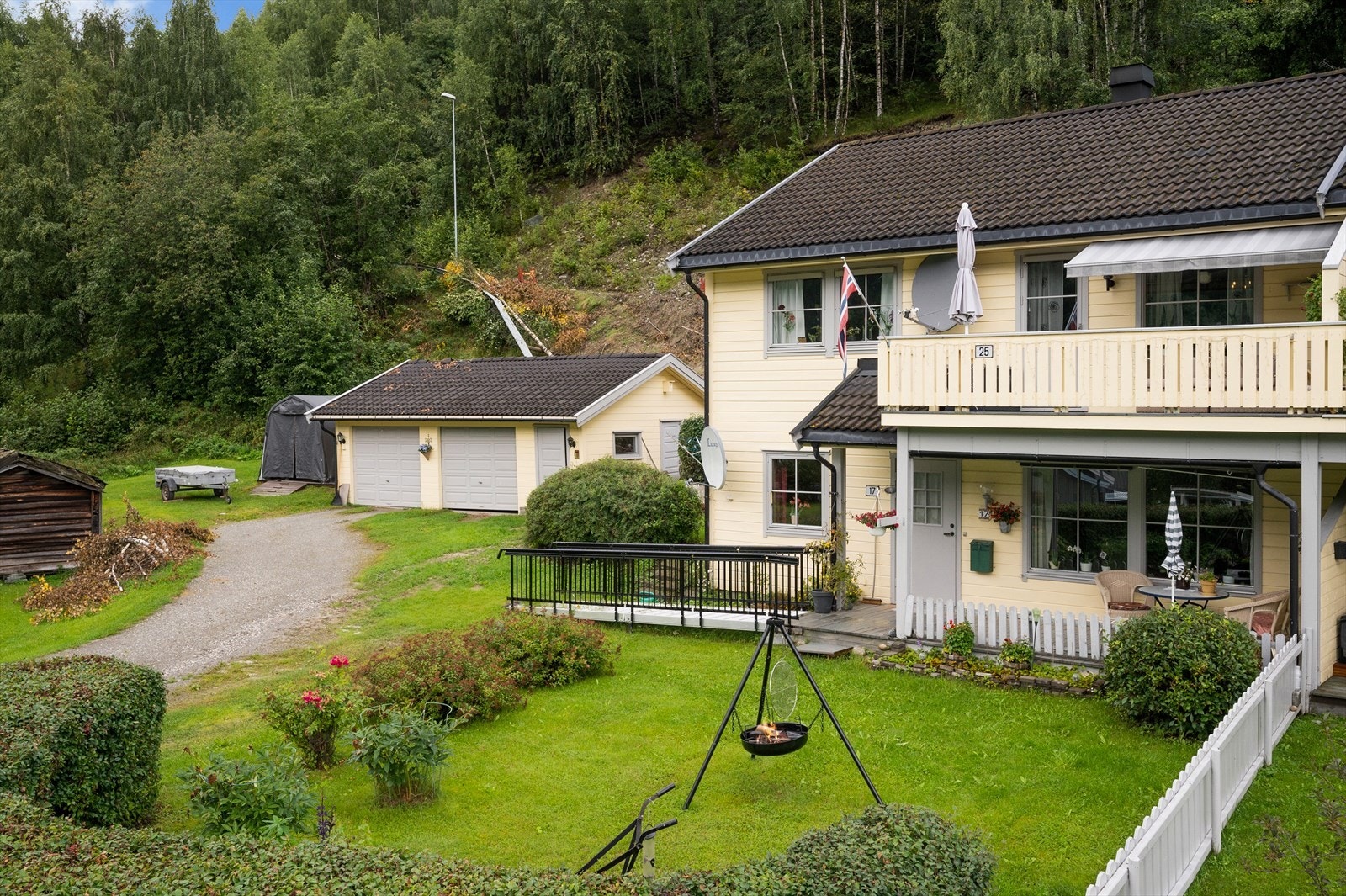Fin leilighet på bakkeplan. Garasjeplass for en bil i felles garasje med leiligheten ovenfor. Garasjen ligger på kommunal grunn. Galleribilde