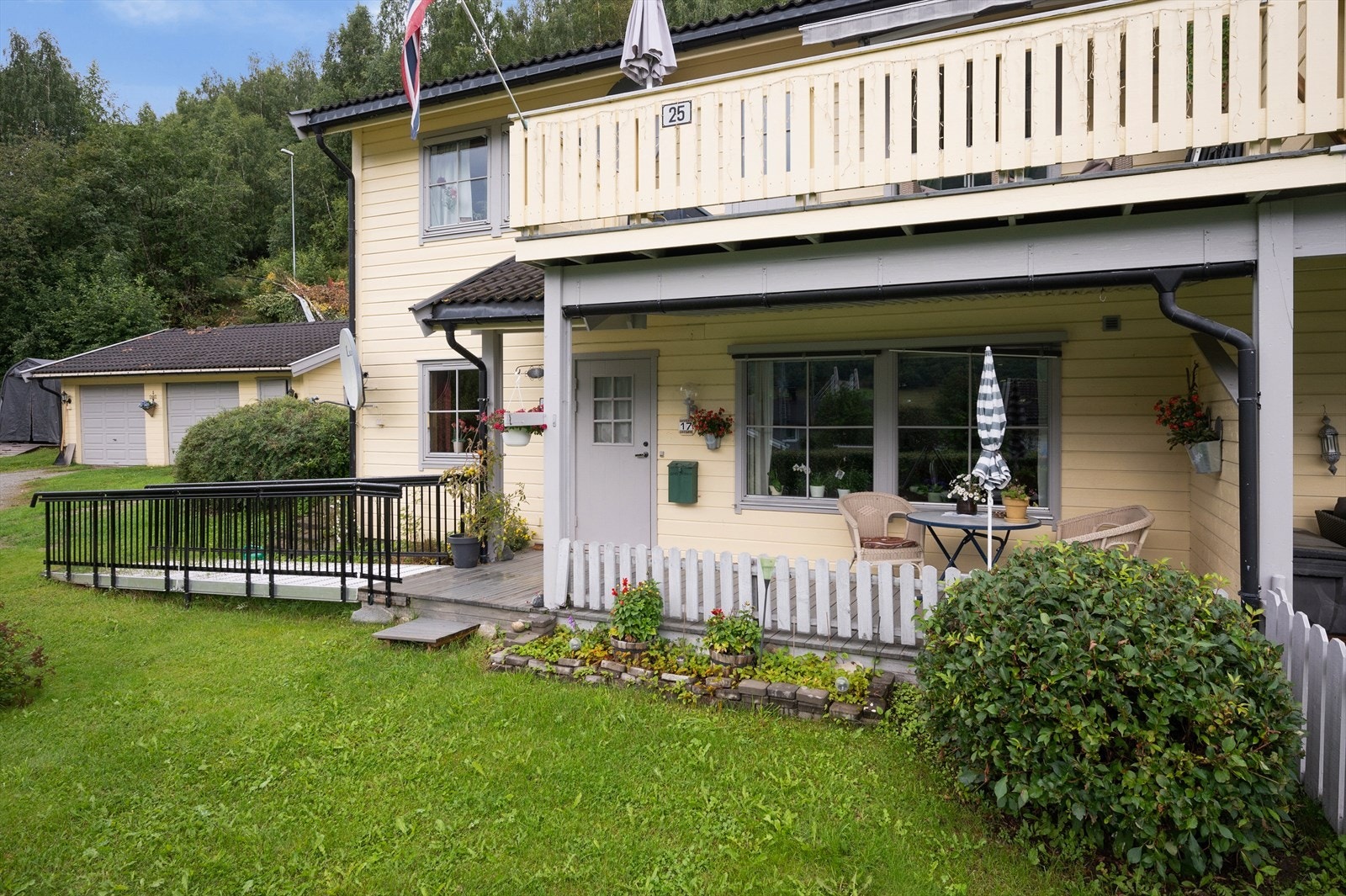 Trivelig leilighet på bakkeplan med liten hage utenfor. Galleribilde