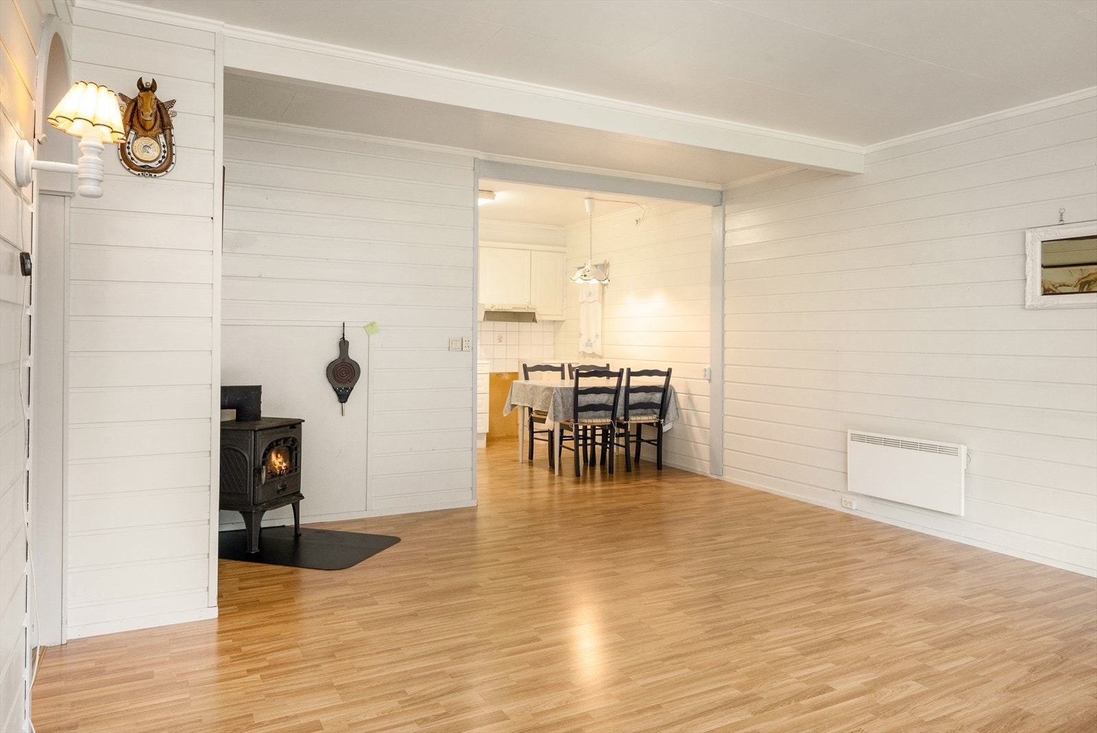 Stuen har liten peisovn som gir god varme til kalde dager. Galleribilde