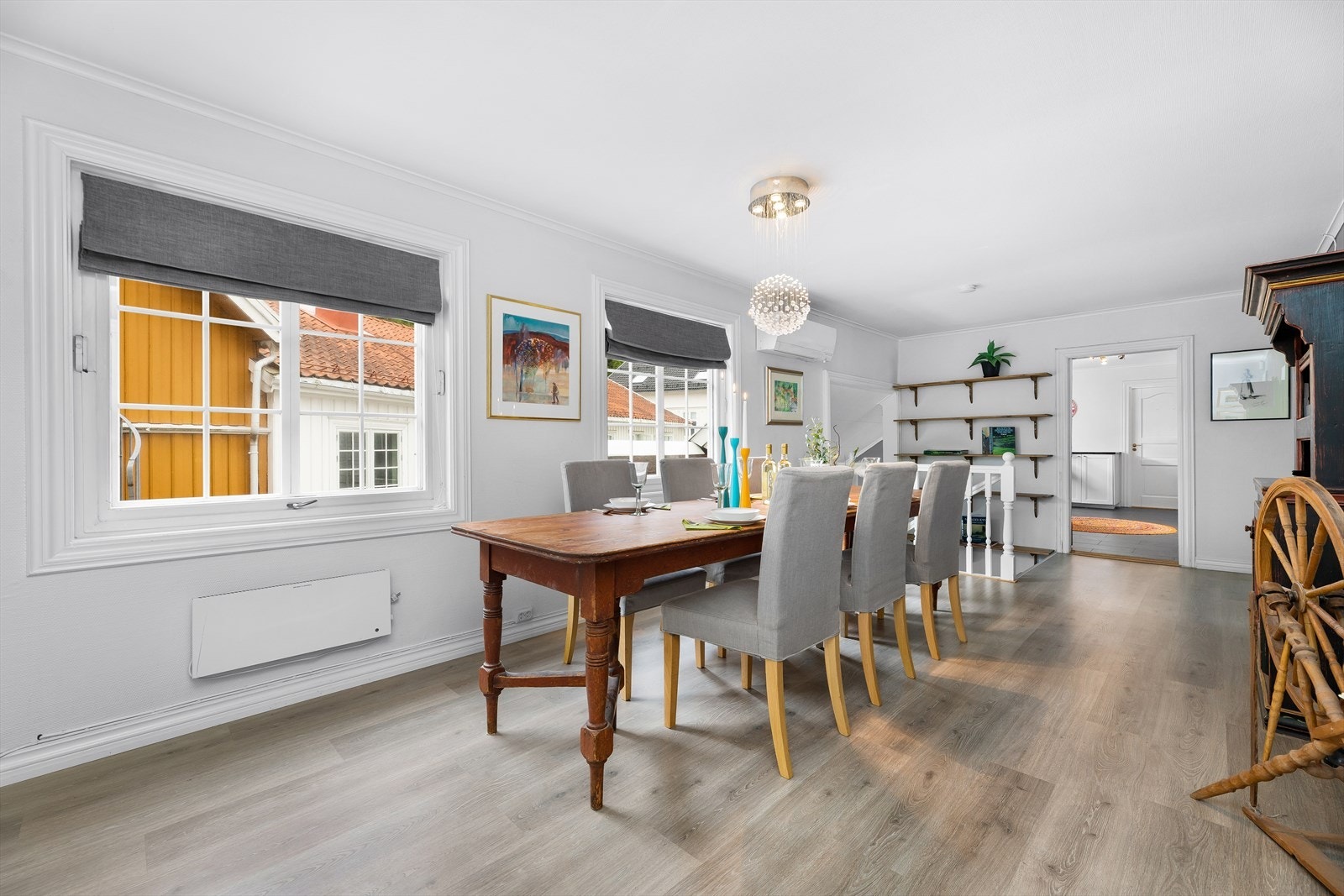 Spisestuen har en romslig utforming og det er plass til et langt spisebord. Galleribilde