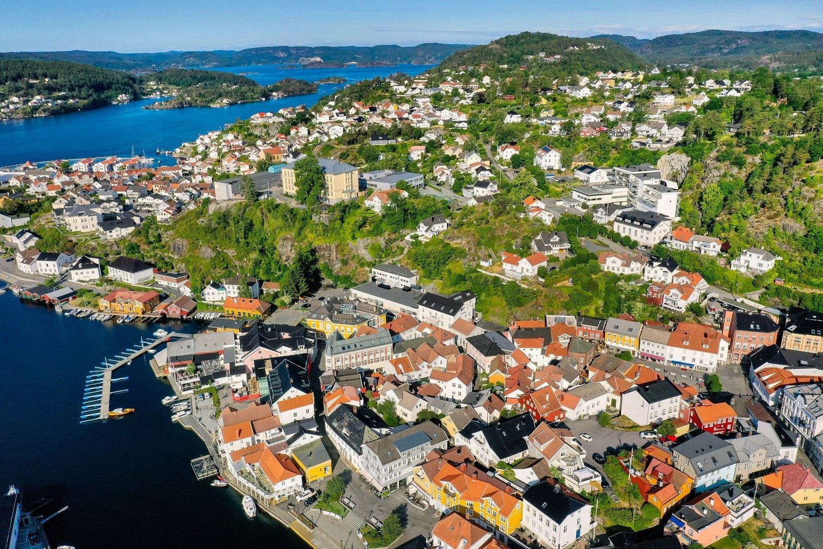 Det er ca. 5 min gange til Kragerø barne- og ungdomsskole, og ca. 8 min på sykkelen til Kragerø vgs. Galleribilde
