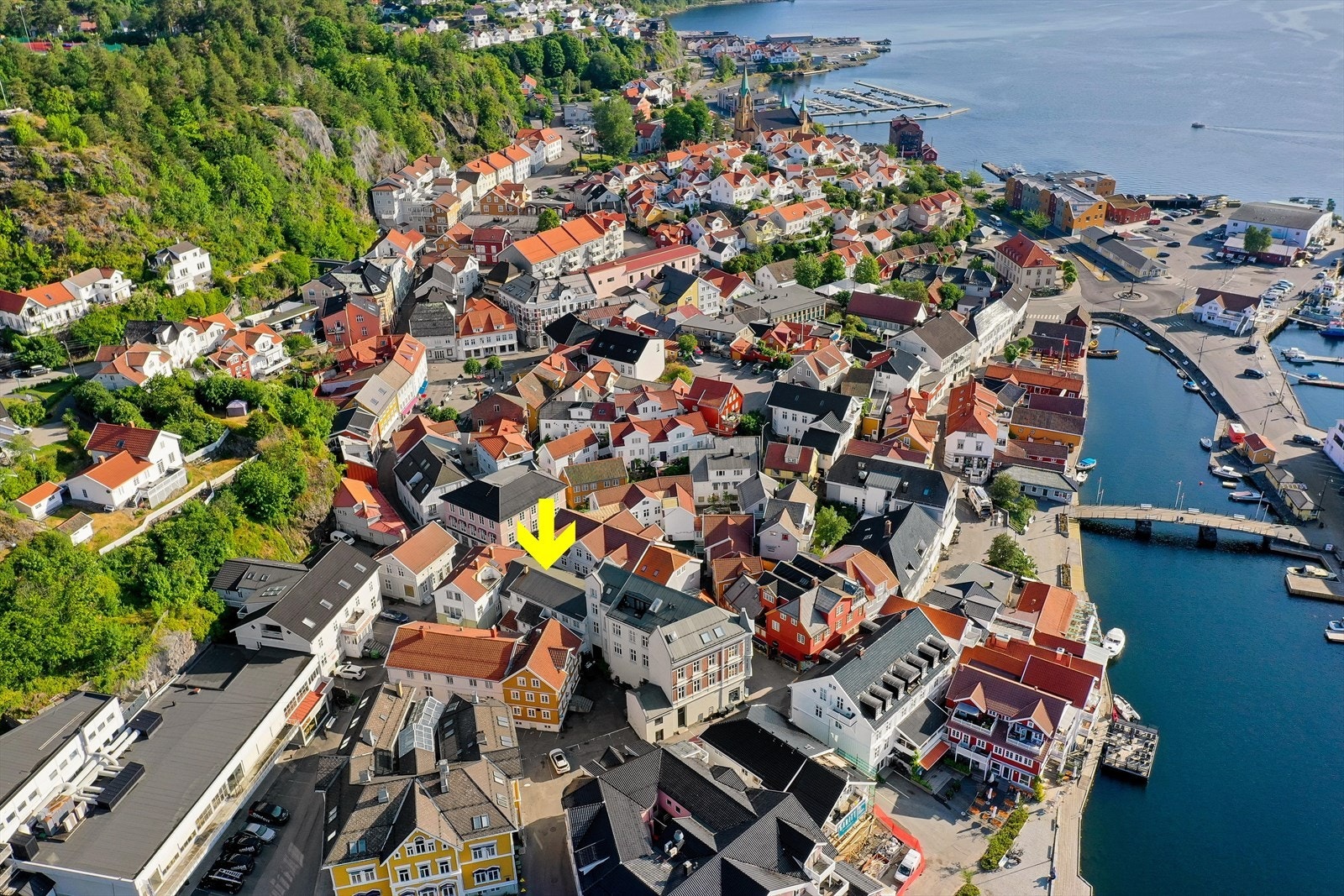 Eiendommen ligger i et veletablert og meget sjarmerende boligområde i Kragerø sentrum, ca. 80 m fra bryggekanten. Galleribilde