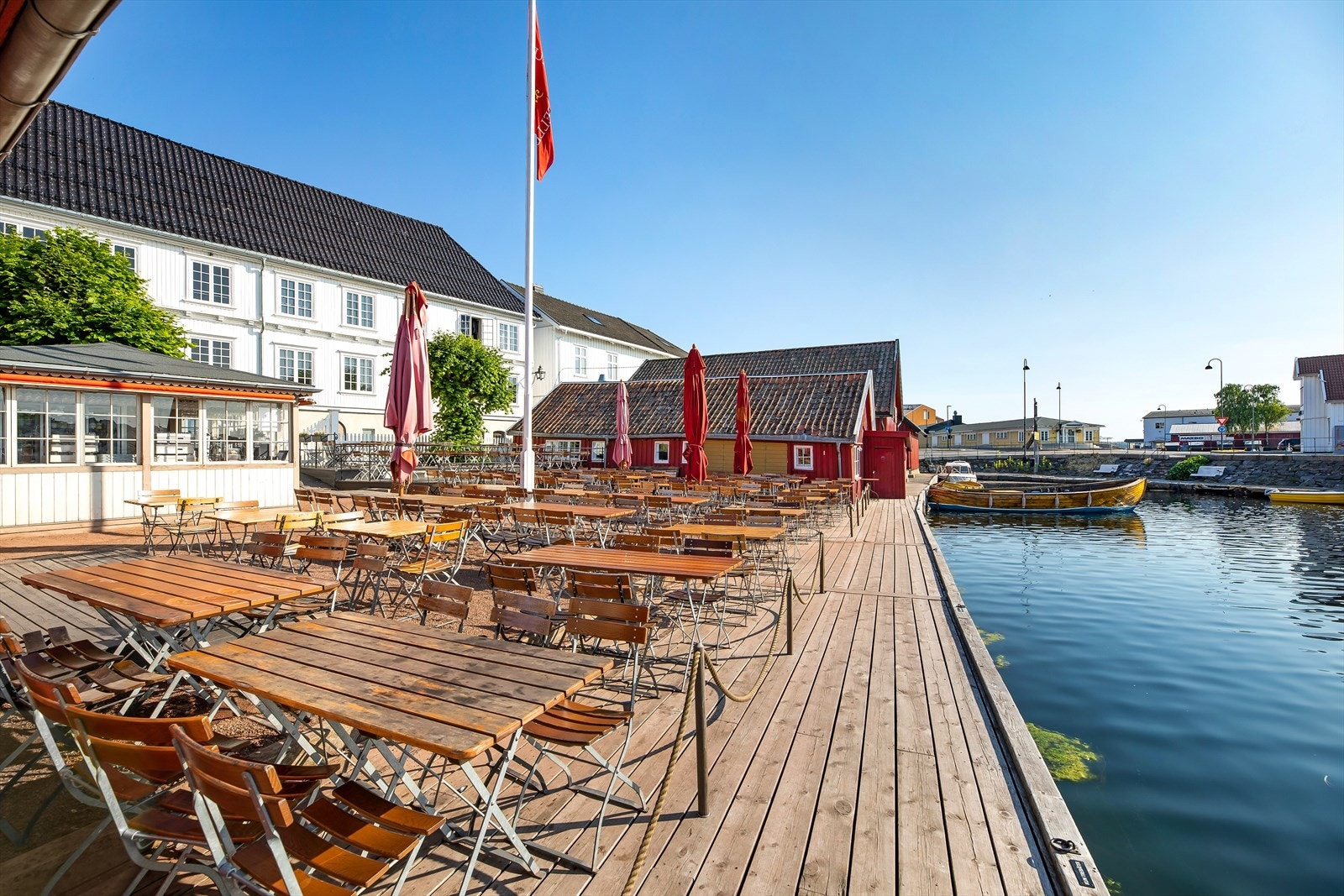 Kragerø har en rekke anerkjente spisesteder, og man burde absolutt teste ut Tollboden Hotell og restaurant. Galleribilde