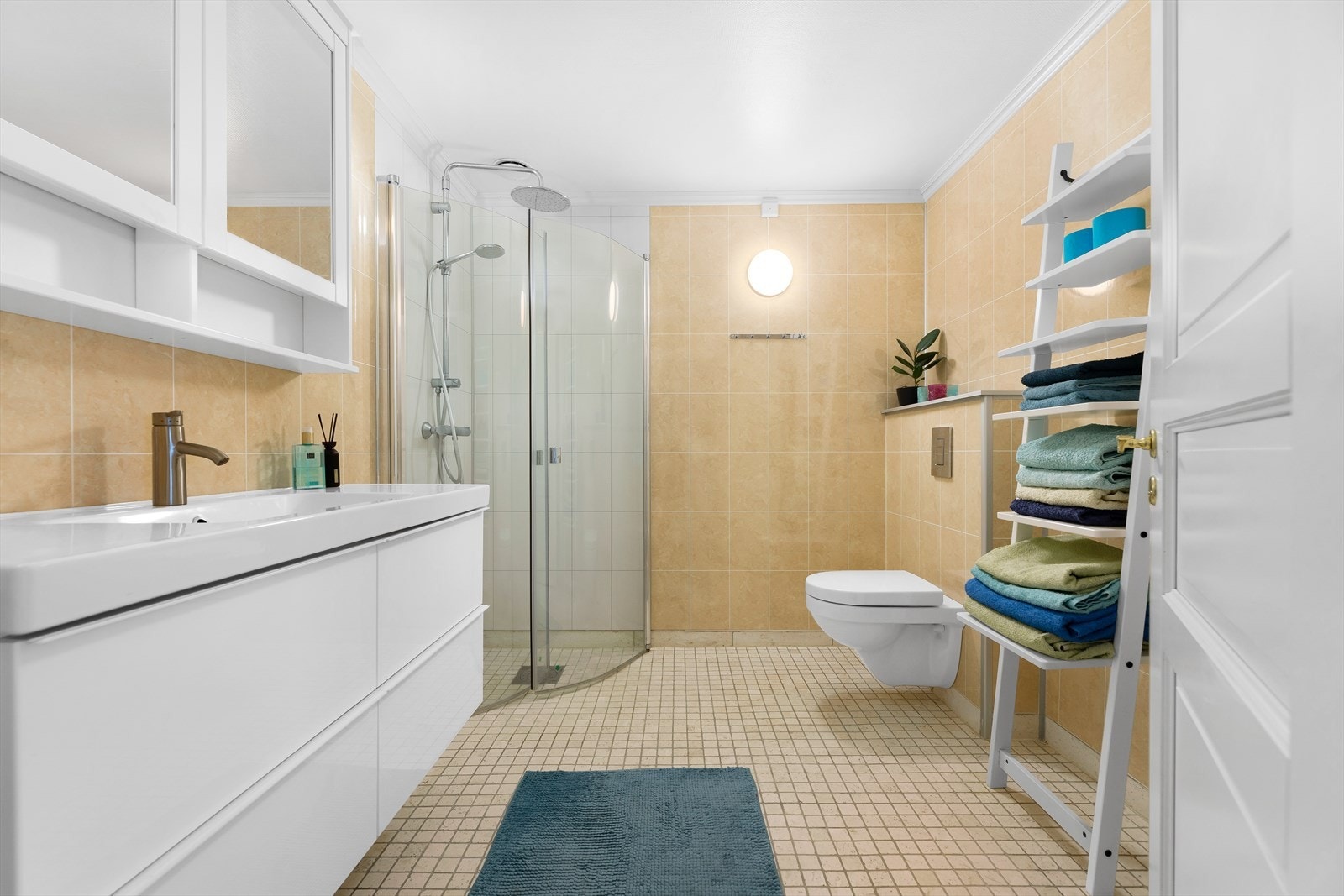 Badet ble pusset opp i 2015, har mosaikkflis på gulvet, baderomsplater på veggene og varme i gulvet. Galleribilde