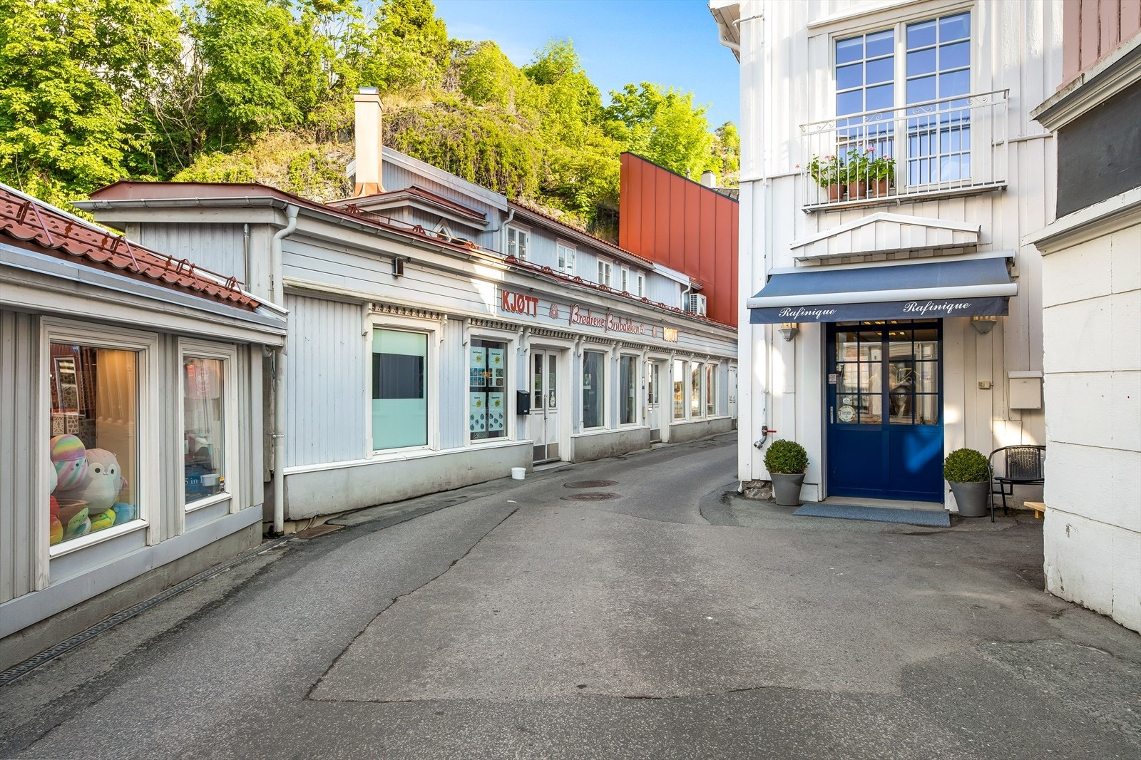 Området er nærmest en attraksjon, preget av tettbygd trehusbebyggelse og smug. Galleribilde