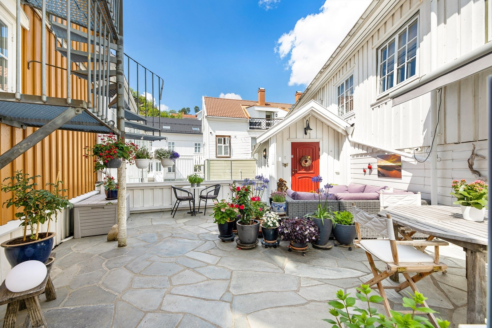 Velkommen til Rådhusgata 1b! Ved inngangspartiet er det en skiferlagt terrasse på ca. 36 kvm med glassrekkverk. Galleribilde