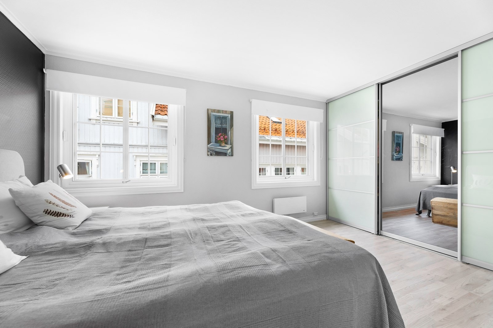 Det ene soverommet har en bred skyvedørsgarderobe med speilfront. Galleribilde