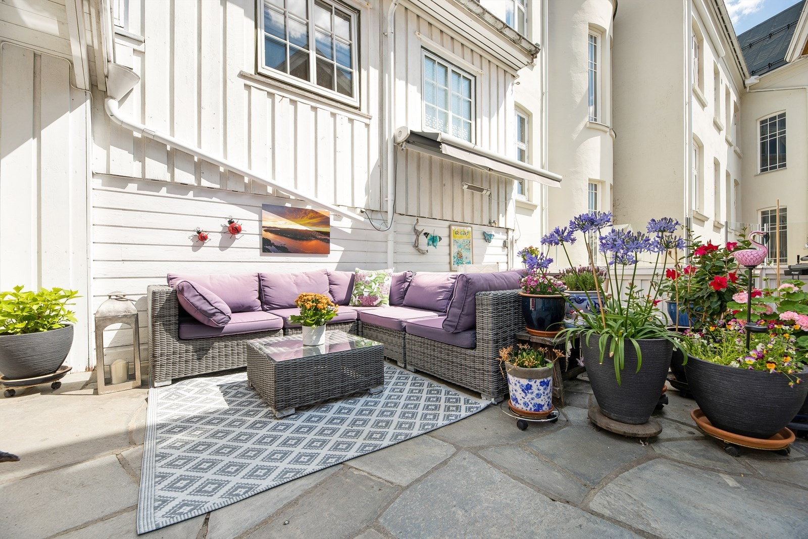 En markise skjermer for sol og lett yr, mens terrassevarmer og belysning gjør at hyggen kan nytes utover kvelden. Galleribilde