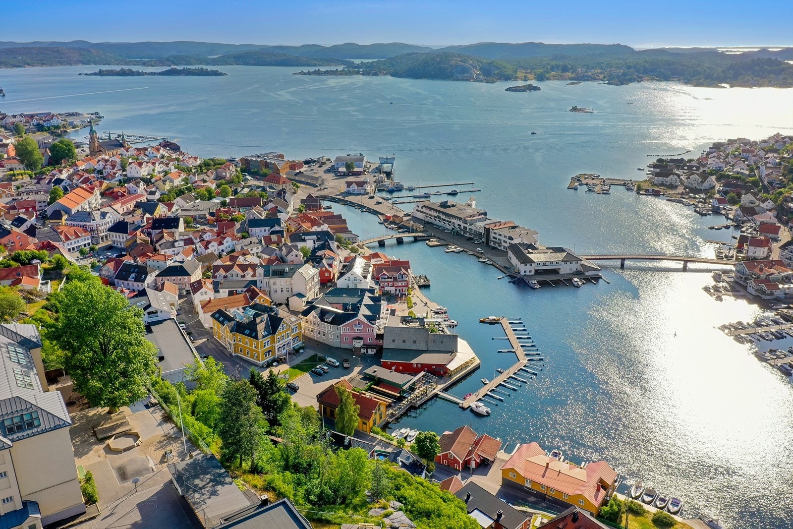 Det er få minutter gange til ferjekaia hvor det går daglig skyss over til Skåtøy og Kragerøskjærgårdens Montessoriskole. Galleribilde