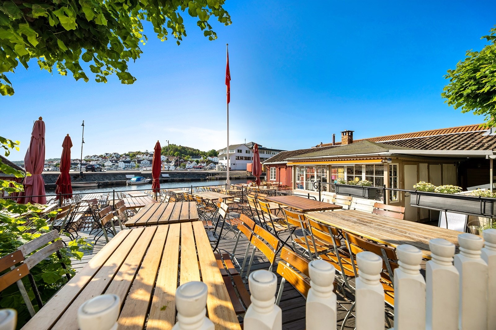 Kragerø har en rekke anerkjente spisesteder, og man burde absolutt teste ut Tollboden Hotell og restaurant. Galleribilde