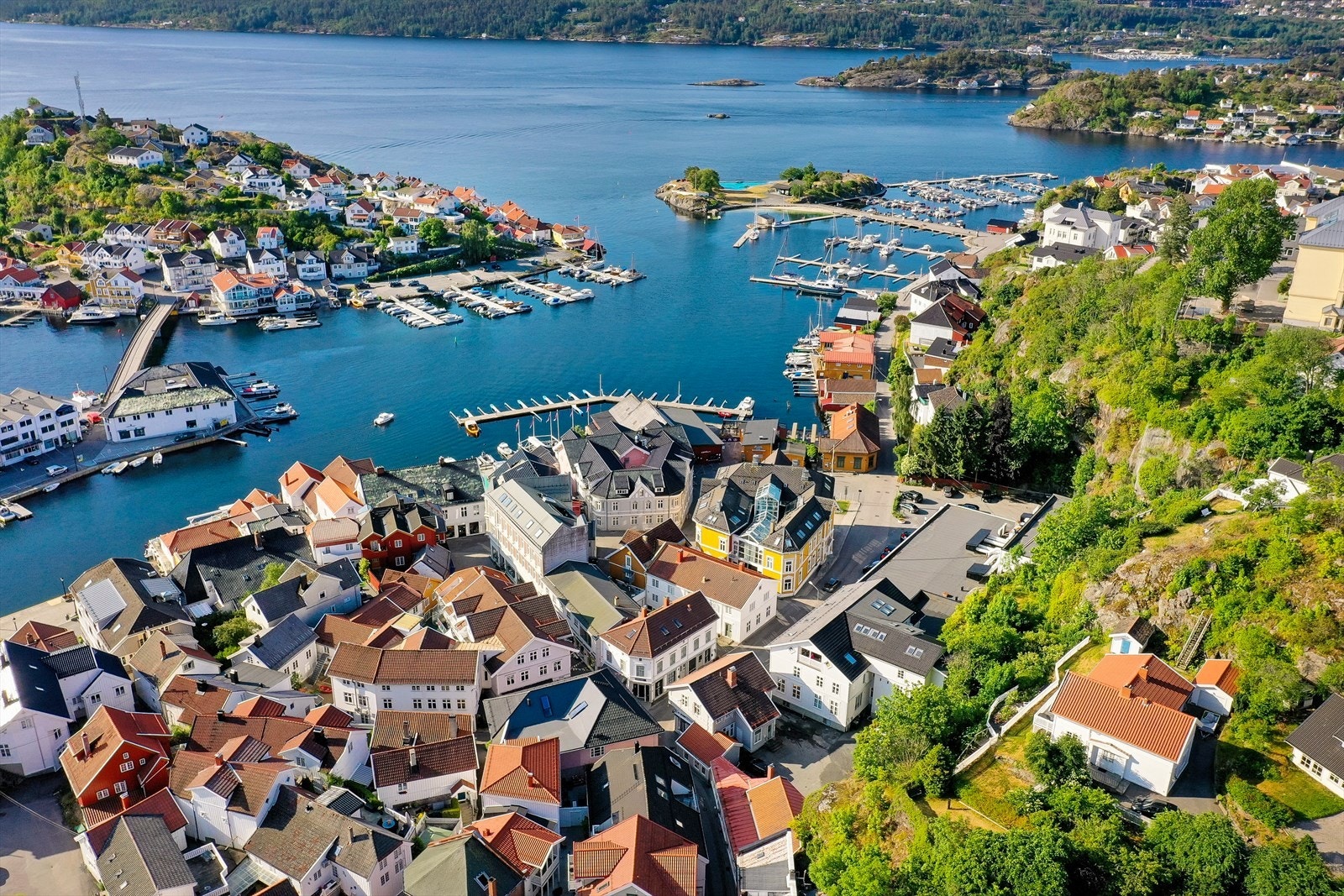 Det er ca. 5 min gange til Gunnarsholmen med friområde, badeplass, stort saltvannsbasseng, strand og gressplen. Galleribilde