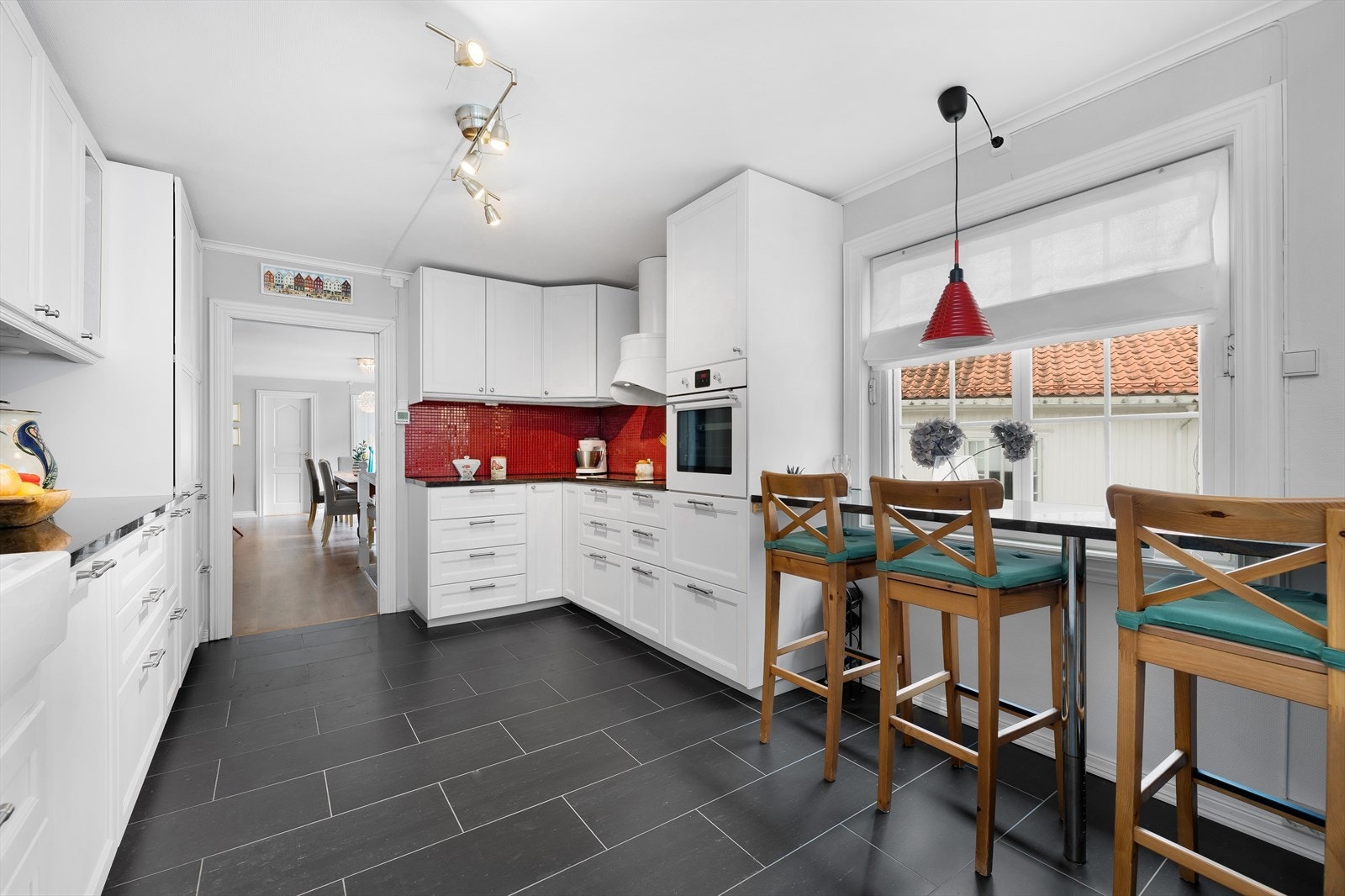Kjøkkenet har en bardisk under vinduet med sitteplasser - perfekt til alt fra morgenkaffen til litt enkel servering. Galleribilde
