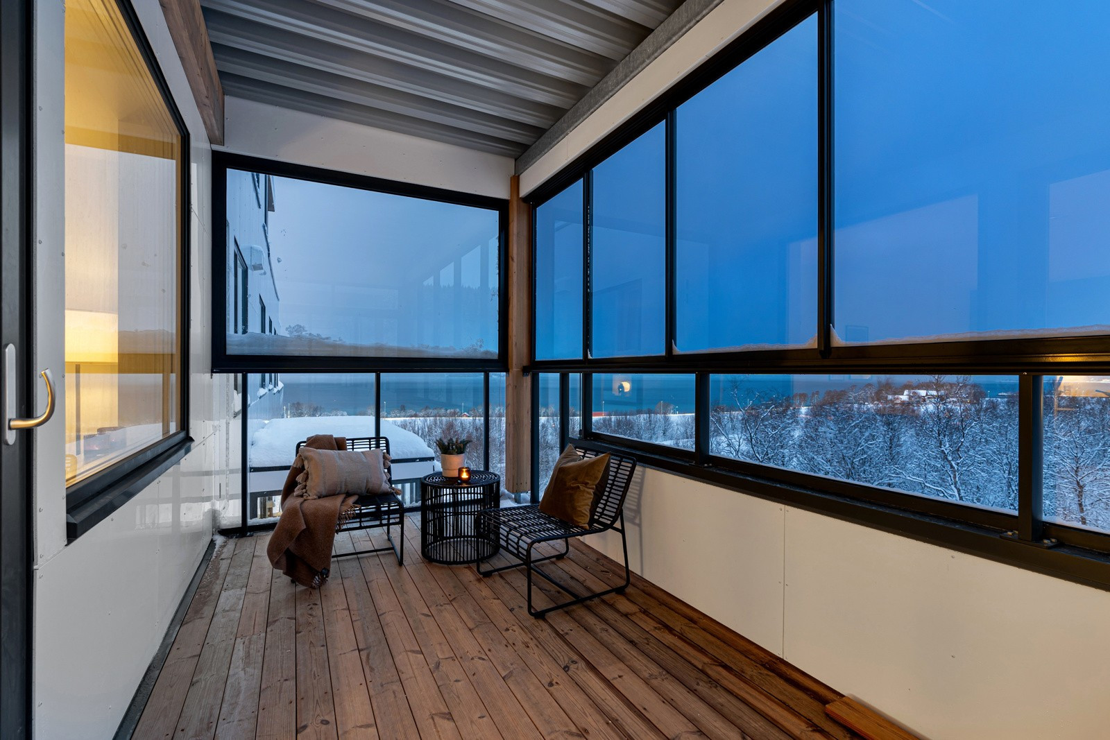Nordvendt veranda med overbygg og herlige sol- og utsiktsforhold.