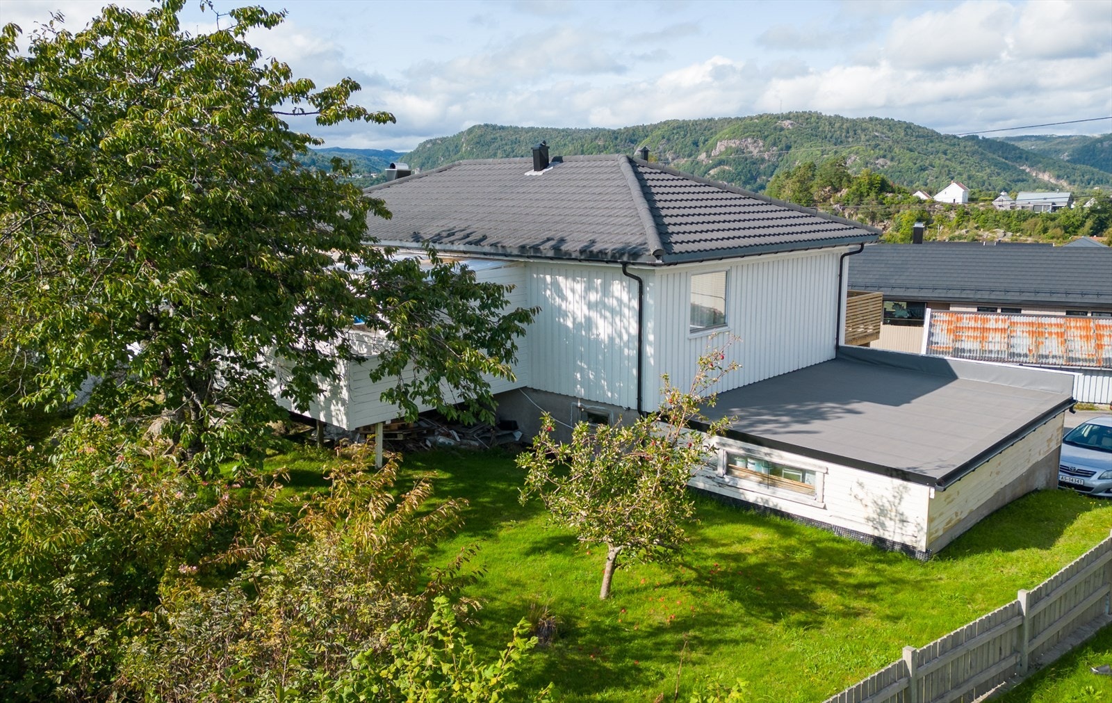 Hage på bakside, mot sør Galleribilde