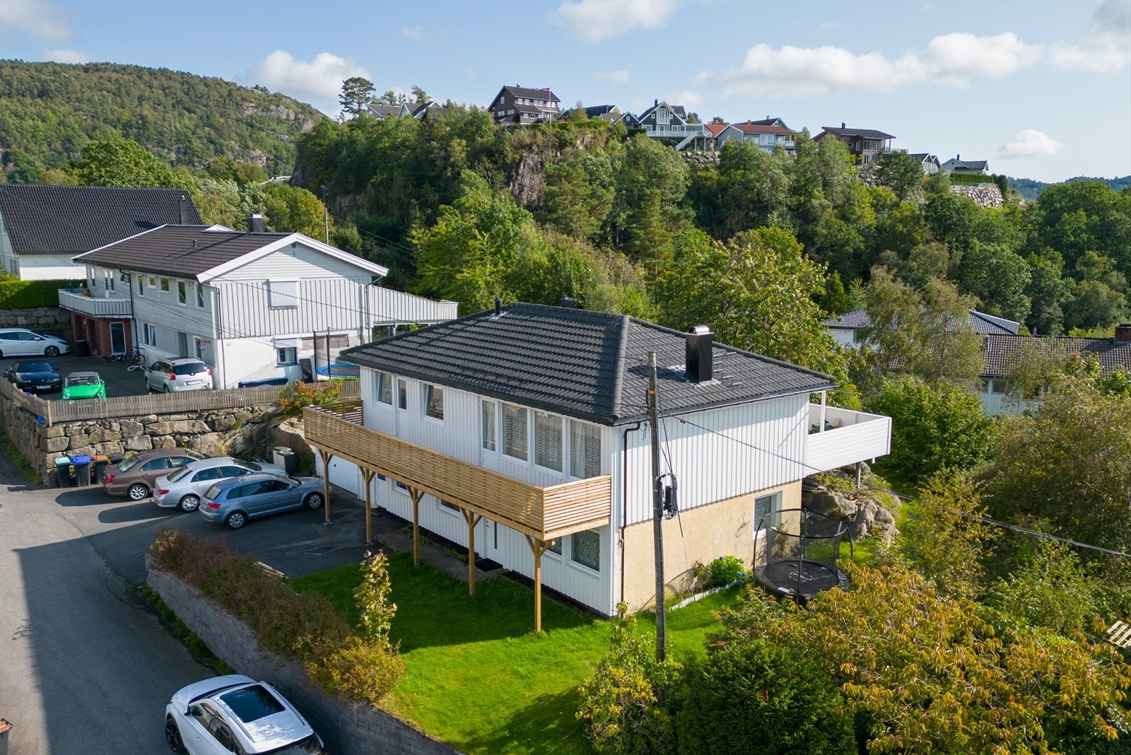 Terrasse og veranda på begge sider av bolig. Galleribilde