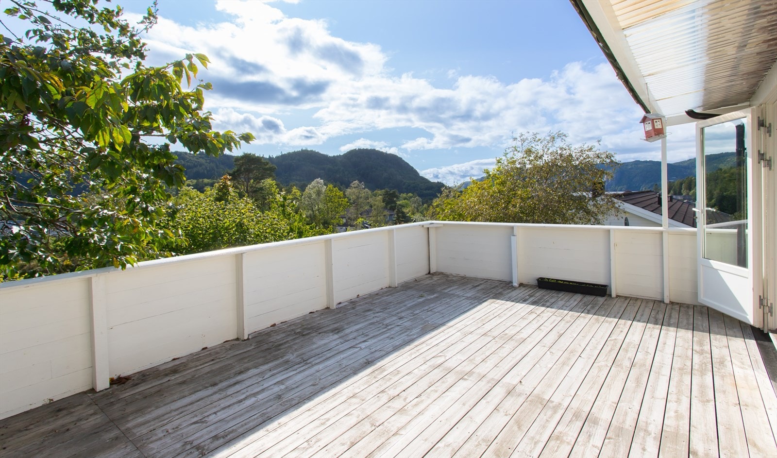 Stor terrasse mot sør og vest Galleribilde