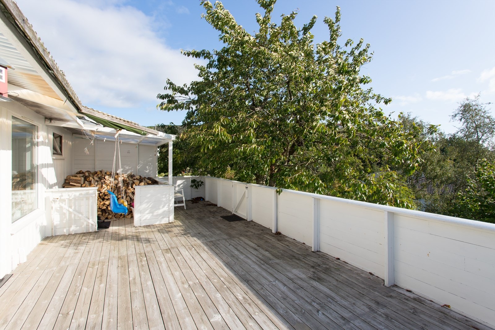 Solrikt terrasse med utsikt mot sør og vest Galleribilde