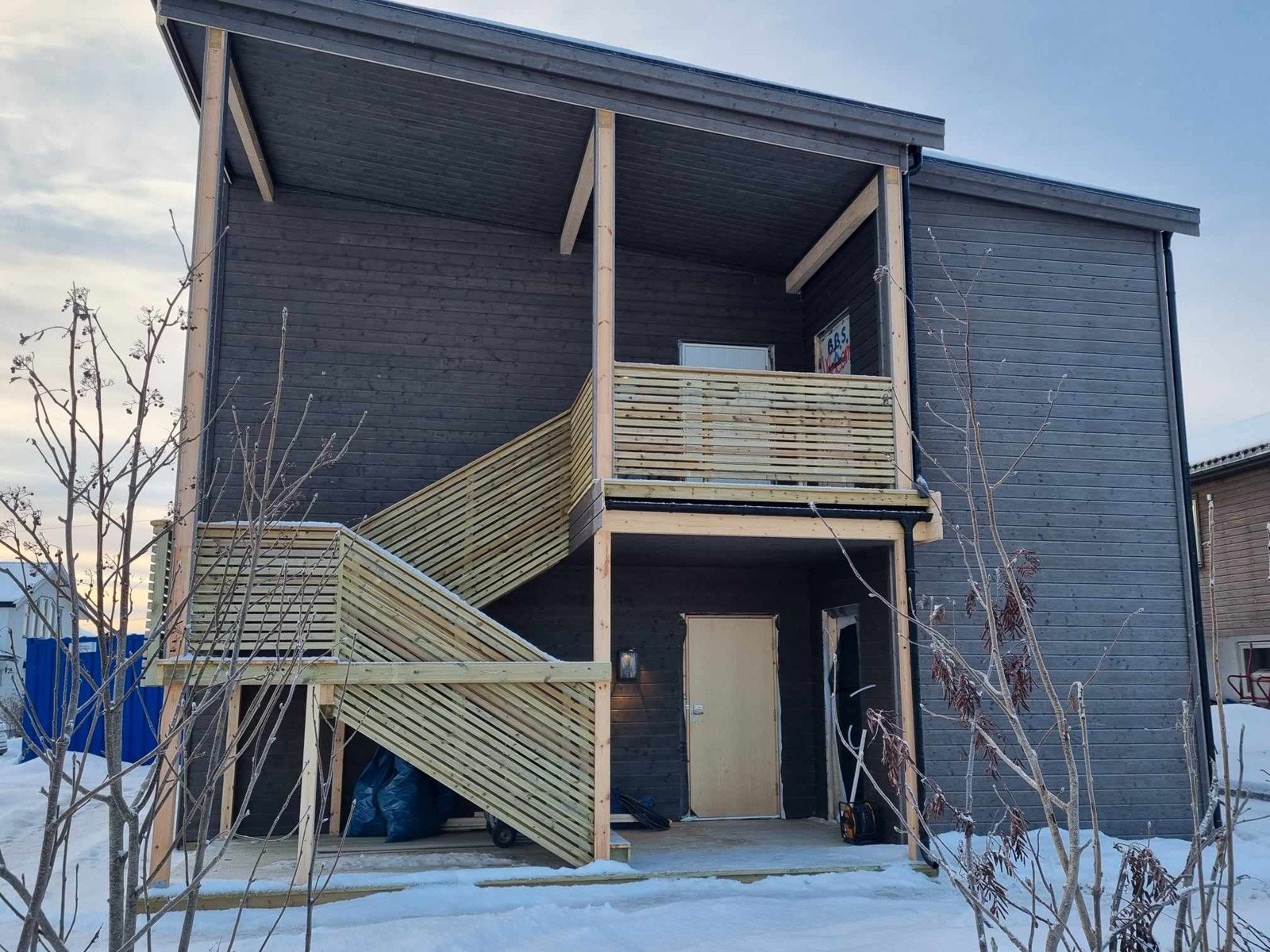 Overbygd trappeparti mot nord og tilhørende utebod for hver etasje. Galleribilde