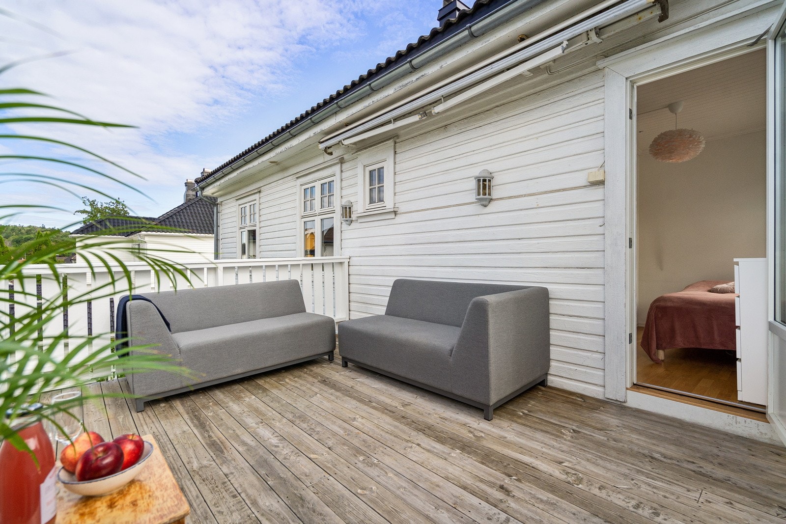 Vestvendt veranda som bader i sol! Galleribilde