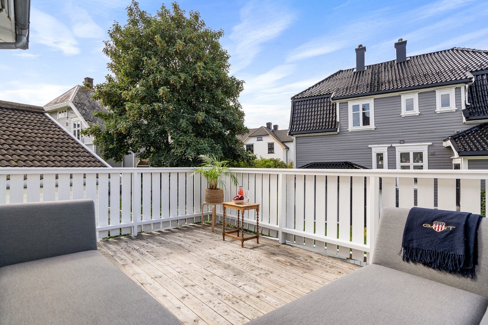 Vestvendt veranda som bader i sol! Galleribilde