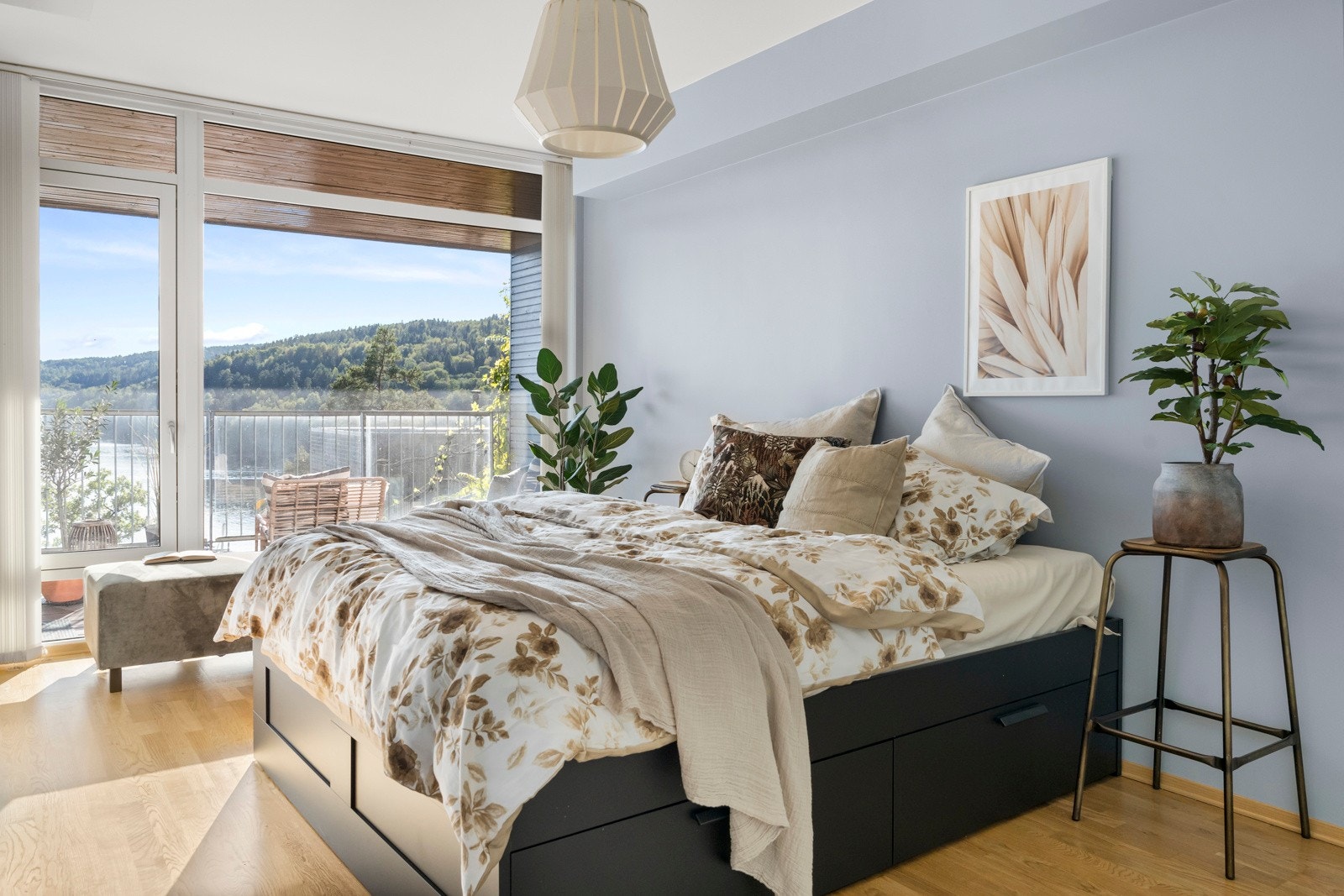 Inne igjen på soverommet. God plass til dobbelseng og tilhørende møblement. Galleribilde