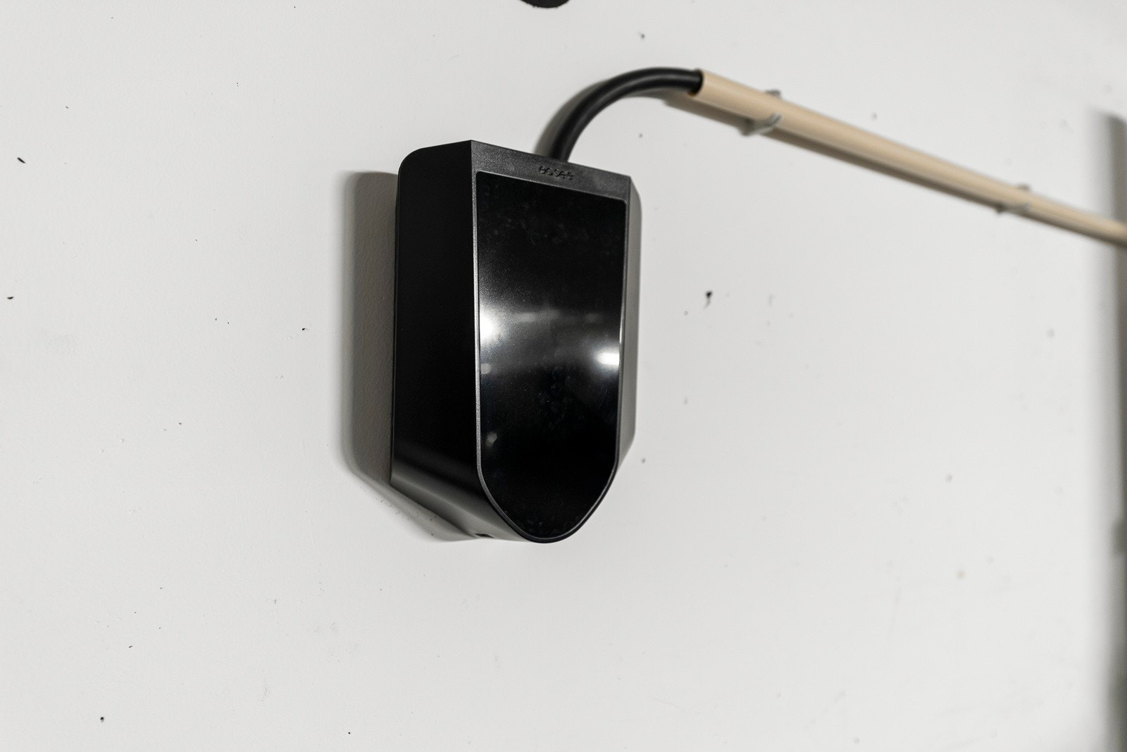 Det er montert elbil lader på garasjeplassen. Galleribilde