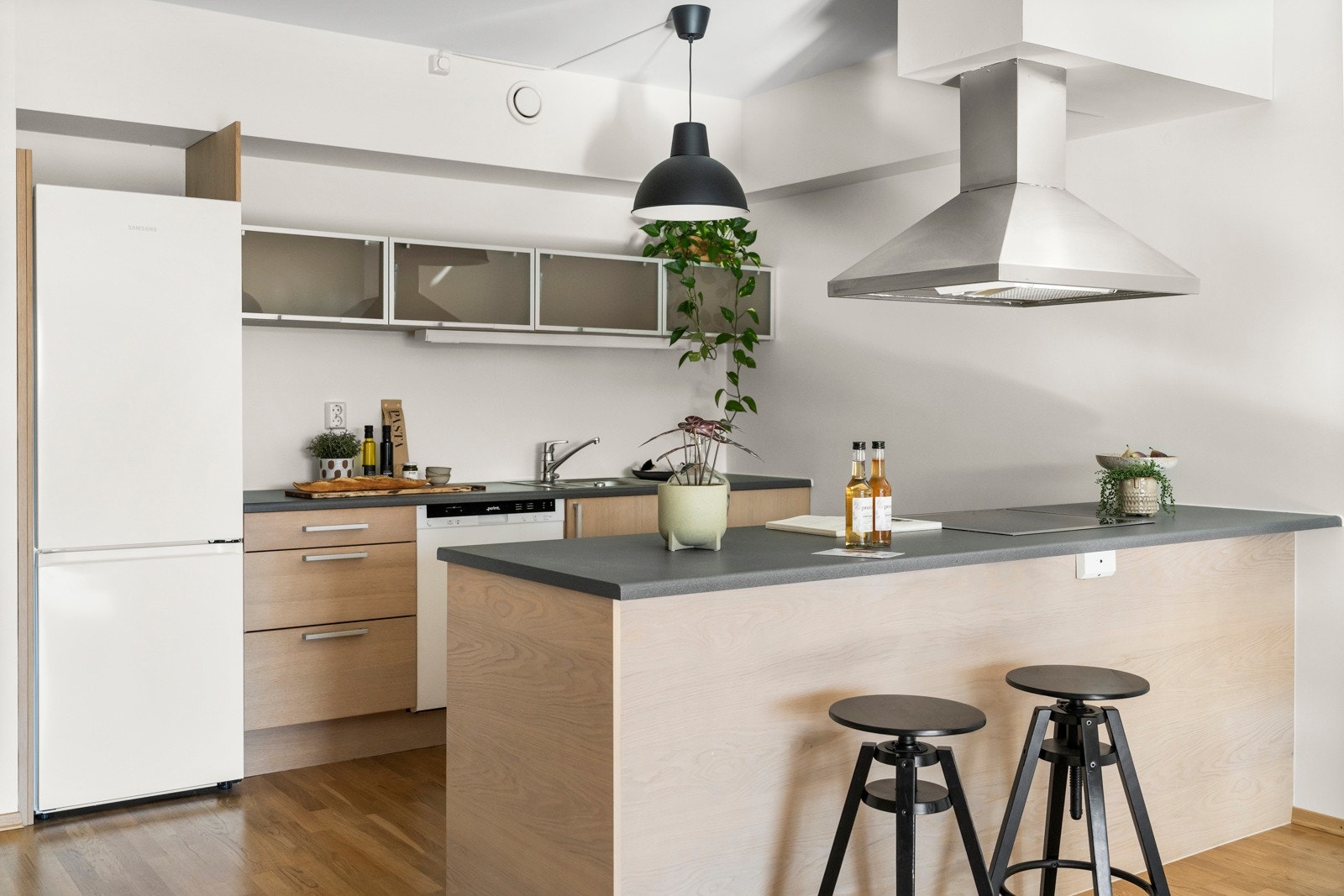 Pent kjøkken med god skap- og benkeplass. Galleribilde