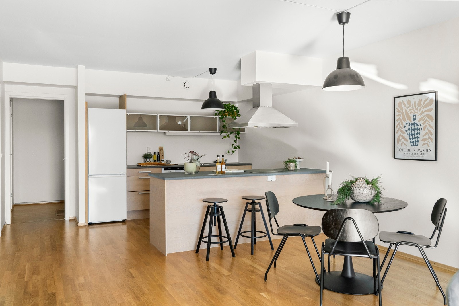 Videre inn i kjøkken, stue og spisestue. Galleribilde