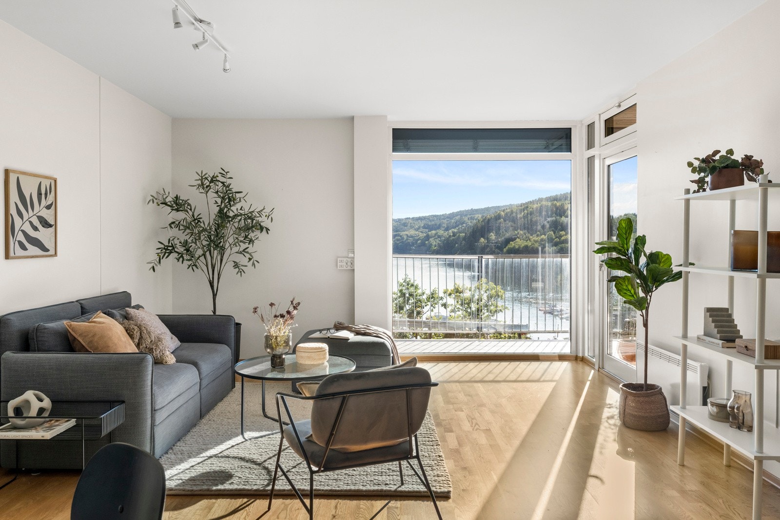 Legg merke til utsikten gjennom det store vinduet. Galleribilde