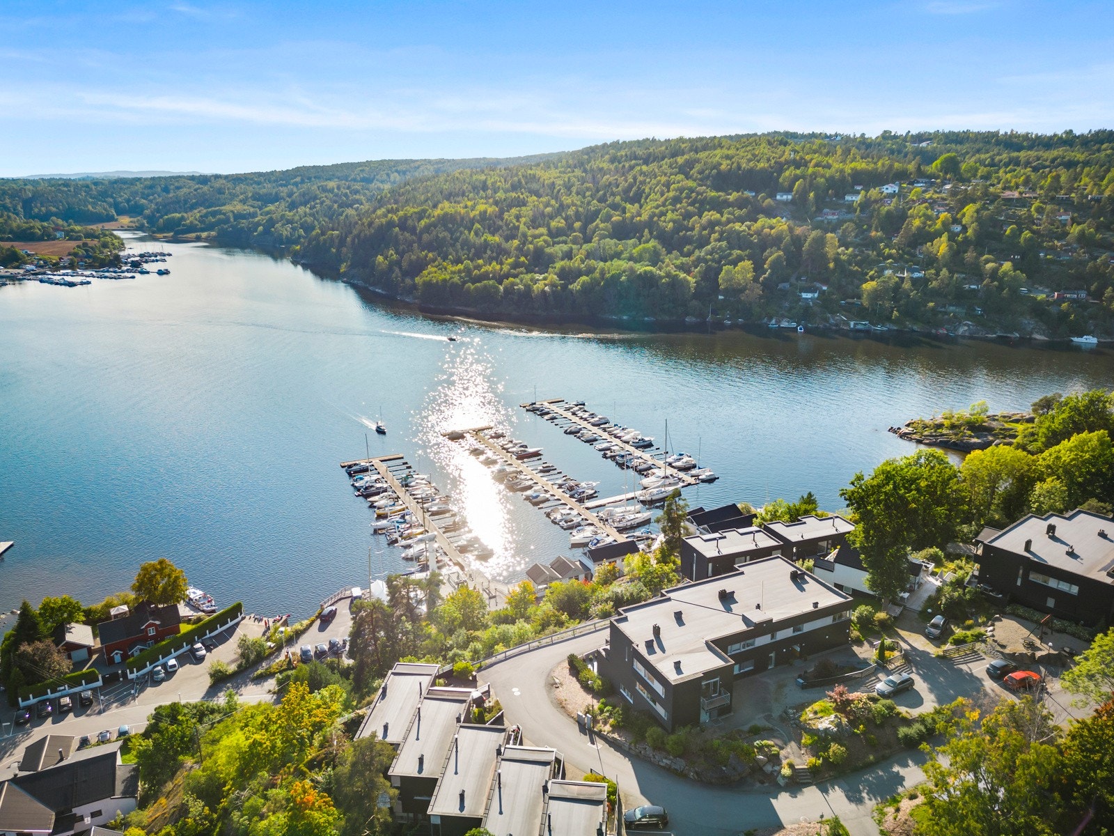 Umiddelbar nærhet til Nesset båthavn. Ledig båtplass for leie. Galleribilde