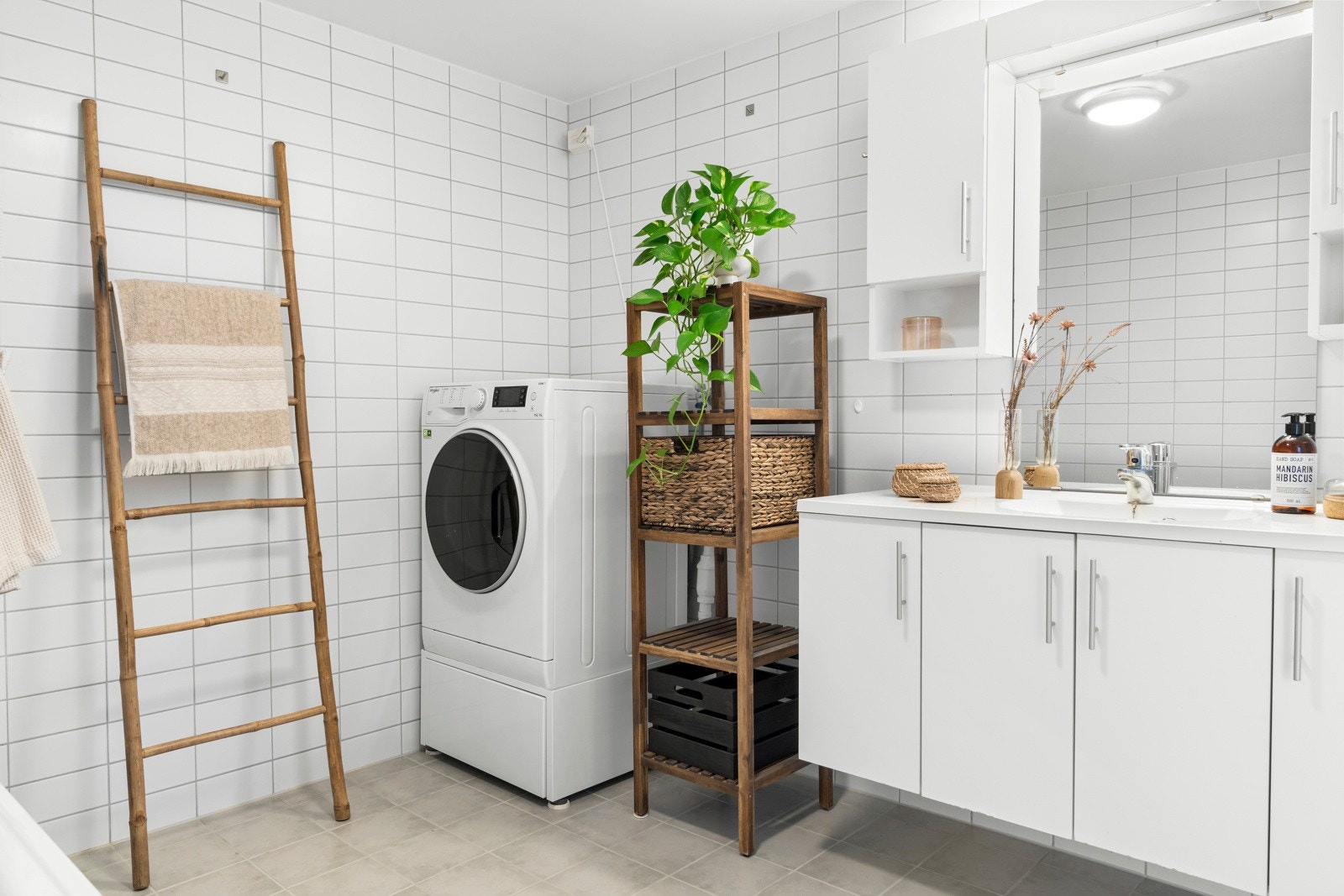 Lyst og pent flislagt bad med opplegg for vask/tørk søyle. Galleribilde