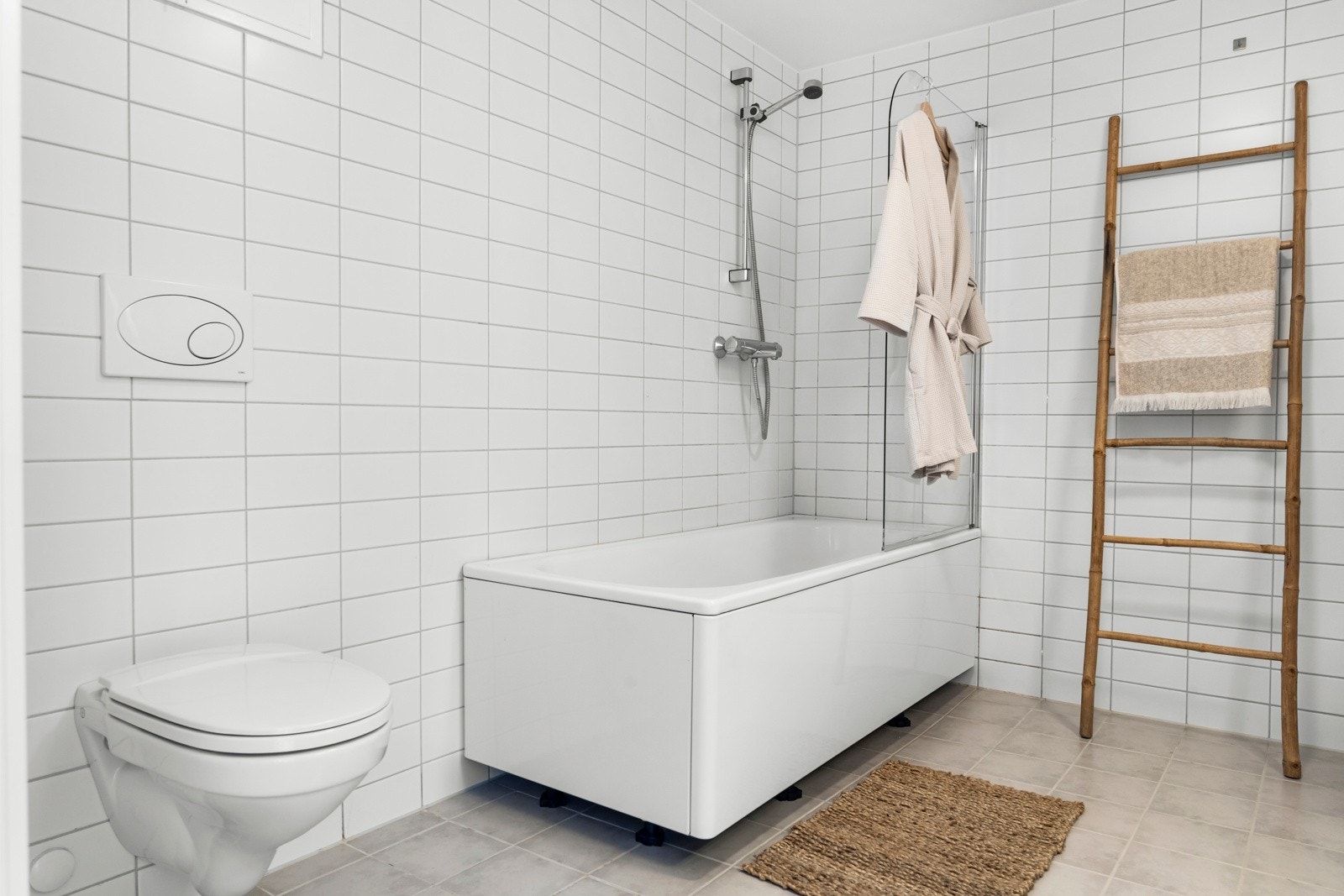 Romslig, med badekar. Varmekabler i gulv. Galleribilde