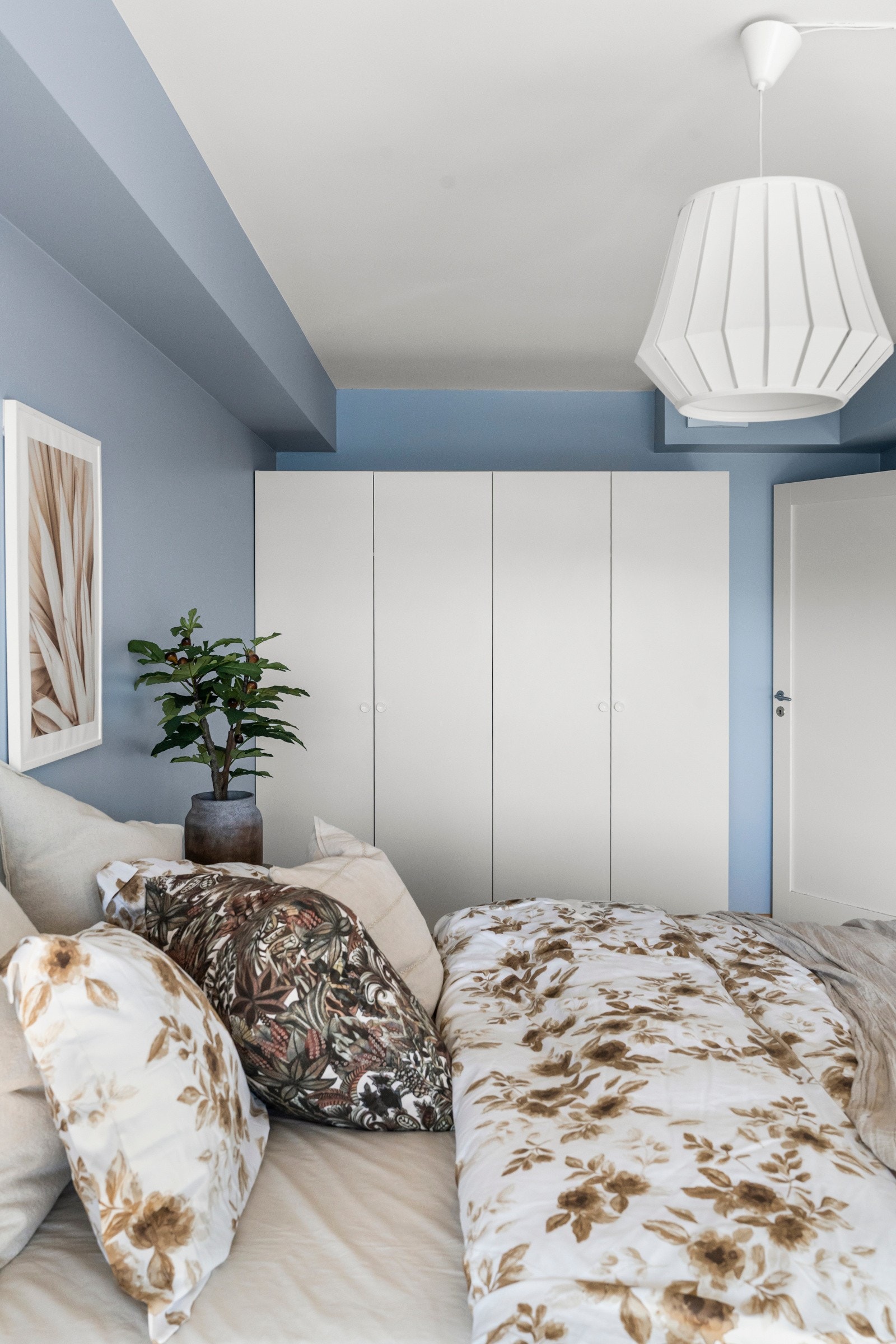 Stor garderobe på soverommet. Galleribilde