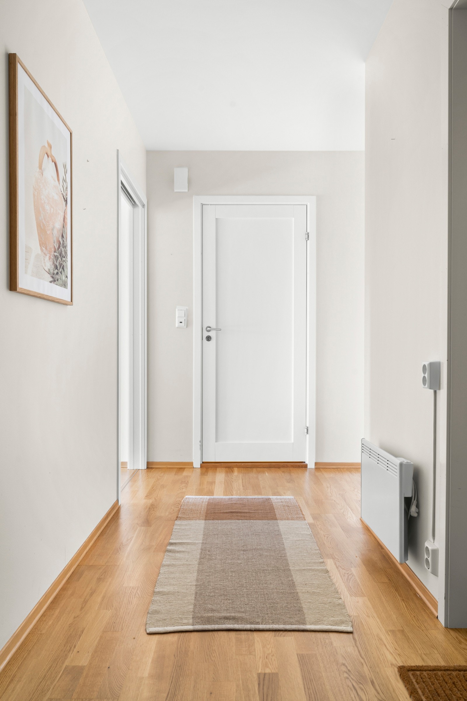 Romslig garderobe i entre. Galleribilde