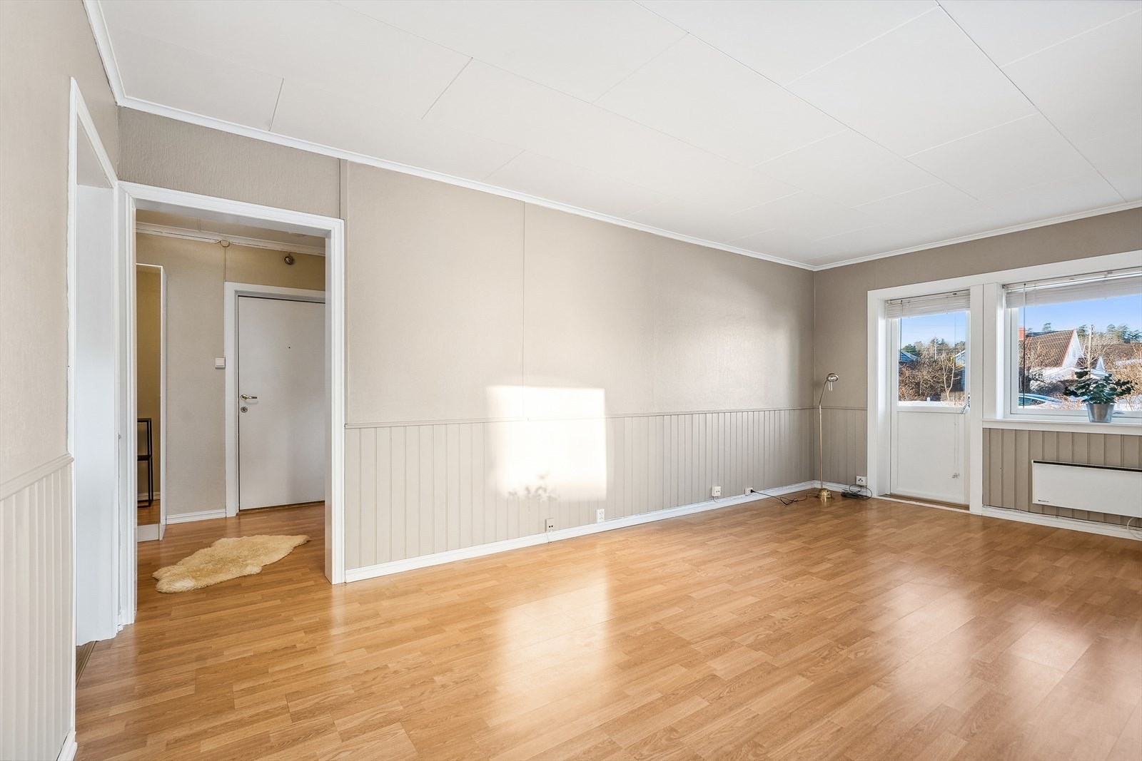 Fin og romslig stue med store vindusflater som gir godt med lys. Galleribilde