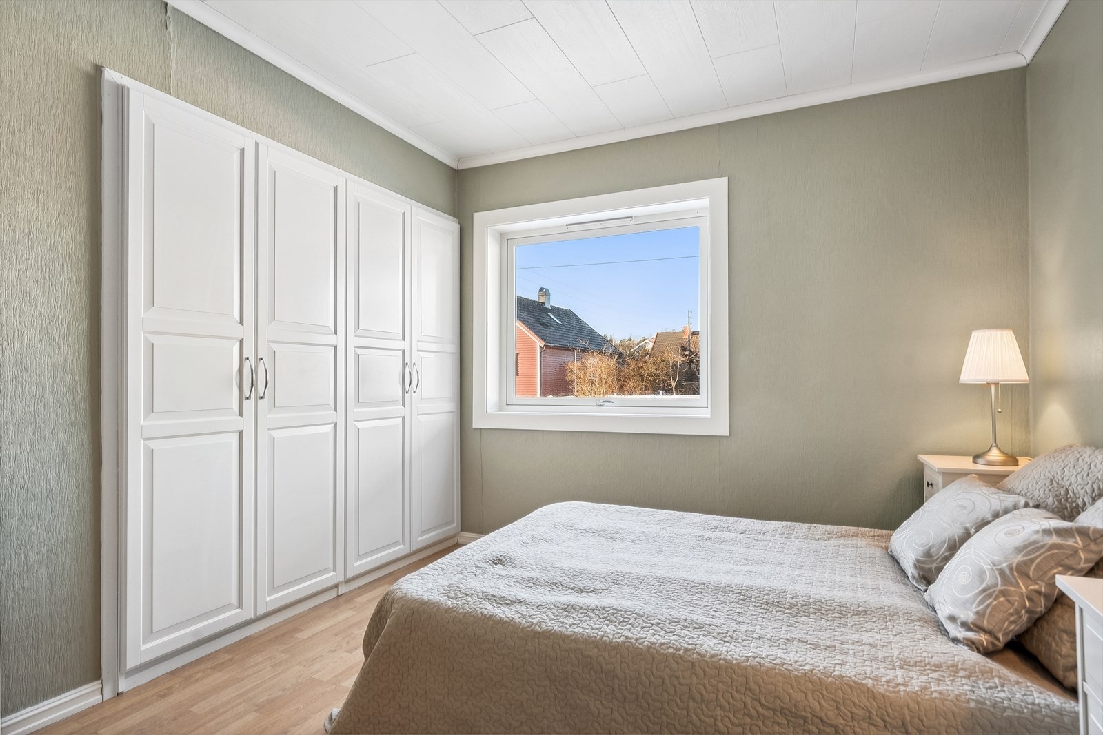 Romslig garderobeløsning. Galleribilde