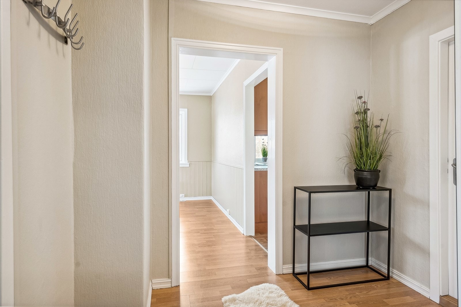 Trivelig og luftig gang som ønsker deg velkommen inn. Galleribilde