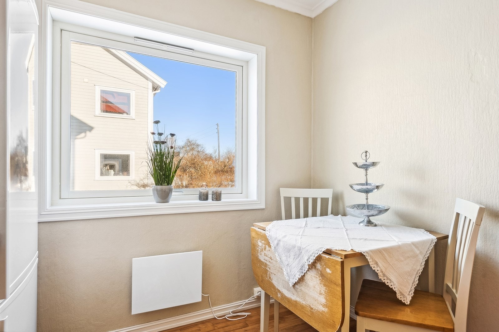 Koselig spiseplass, her nytes gode måltider. Det rause vinduet gir godt med lysinnslipp. Galleribilde