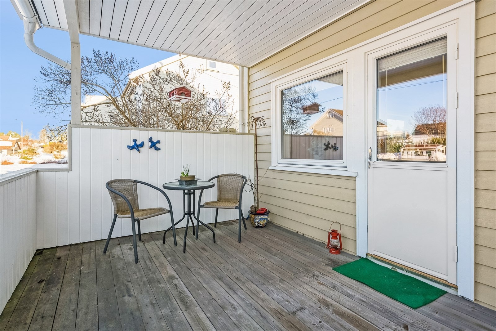 Fra stuen er det utgang til stor og lun, overbygget balkong. Her kan du nyte herlige dager! Galleribilde