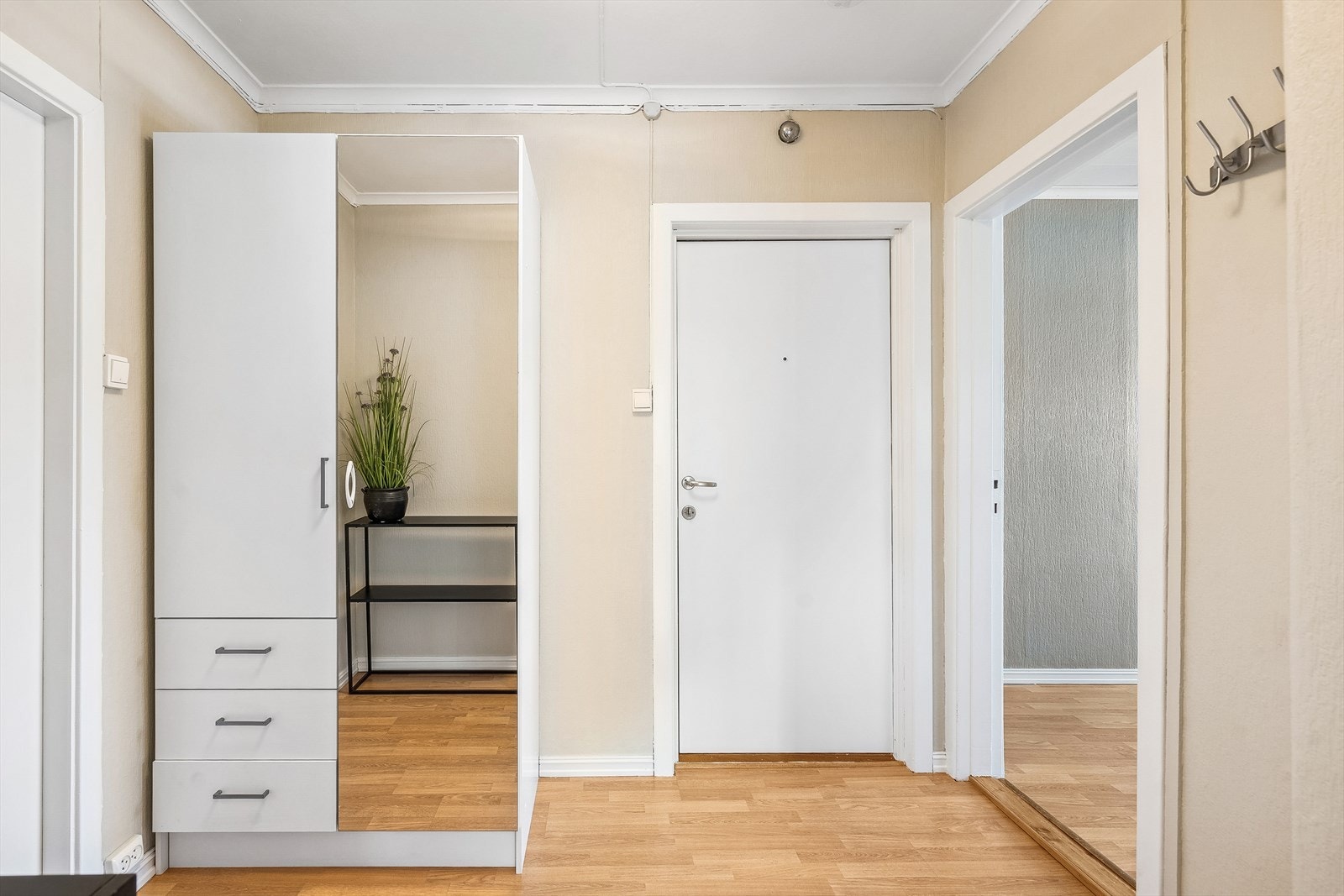 God plass til å henge fra seg ytterklær i garderobeskap. Galleribilde