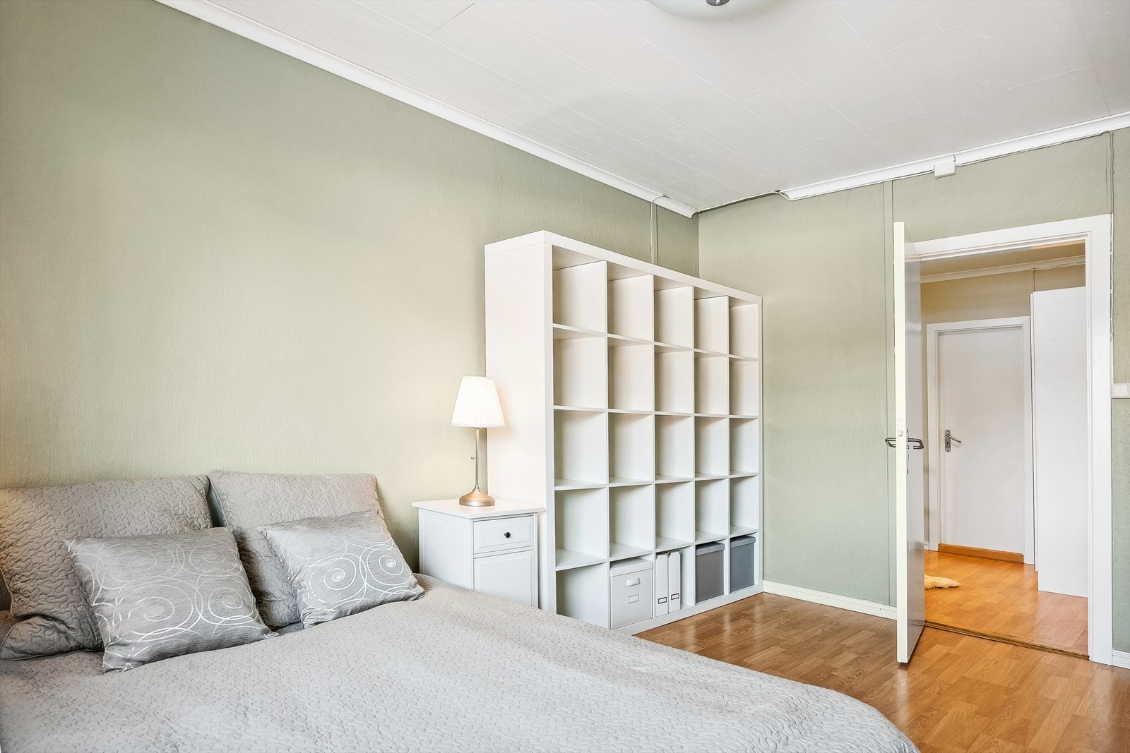 God plass til dobbeltseng og nattbord. Galleribilde