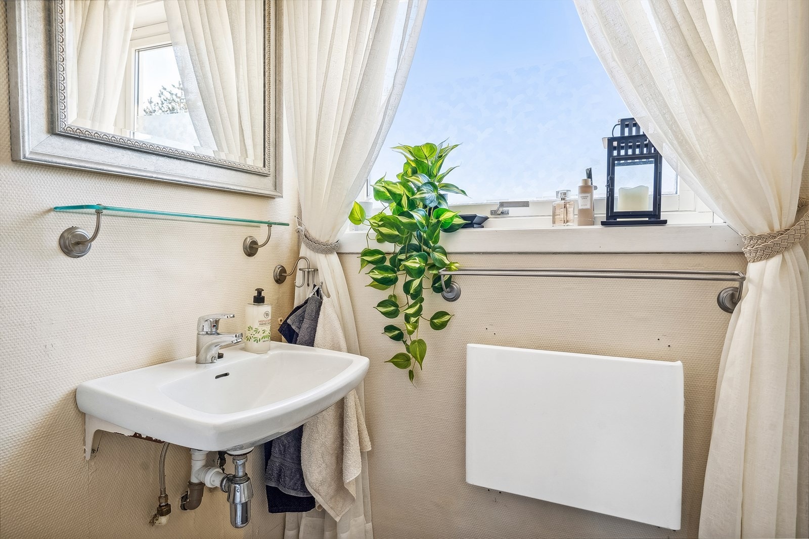 Rommet har servant, toalett, dusjkabinett og opplegg for vaskemaskin. Elektrisk styrt vifte med snorstart og takventil. Panelovn som varmekilde. Galleribilde