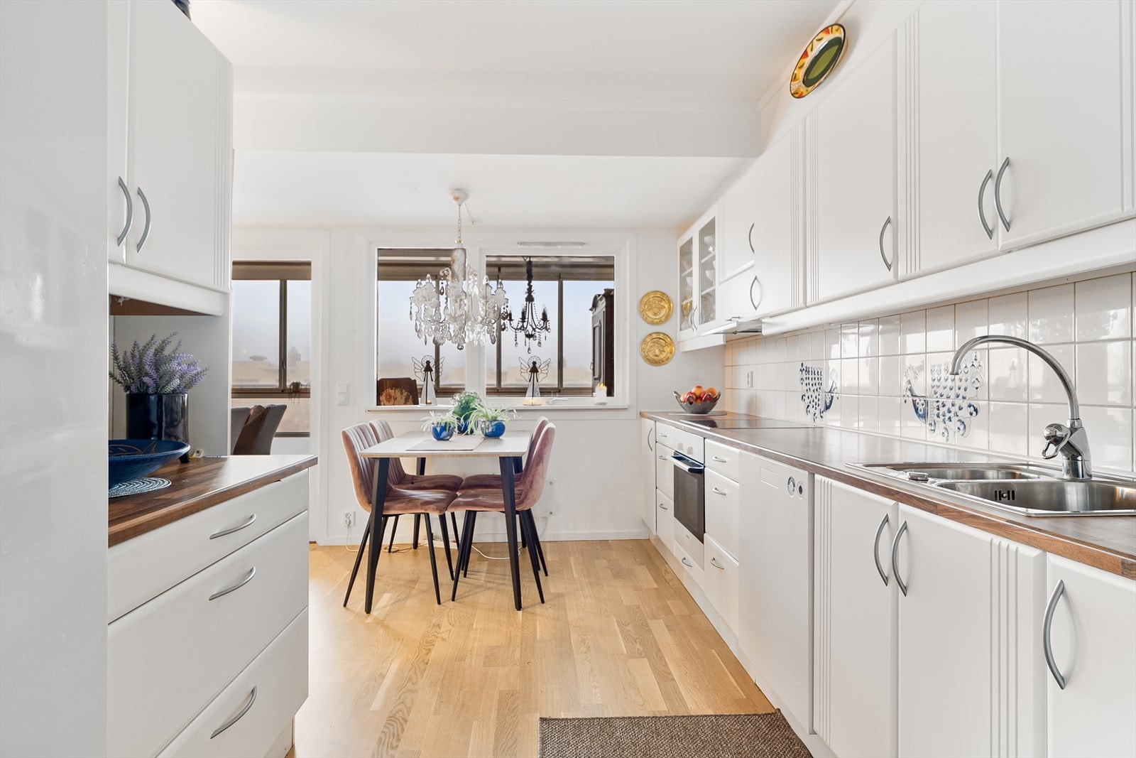 Kjøkken av god størrelse, samt praktisk grovkjøkken/matbod i tilhørende rom Galleribilde