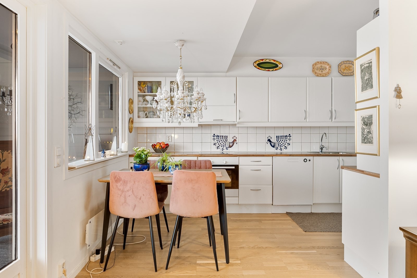 Kjøkken av god størrelse, samt praktisk grovkjøkken/matbod i tilhørende rom Galleribilde